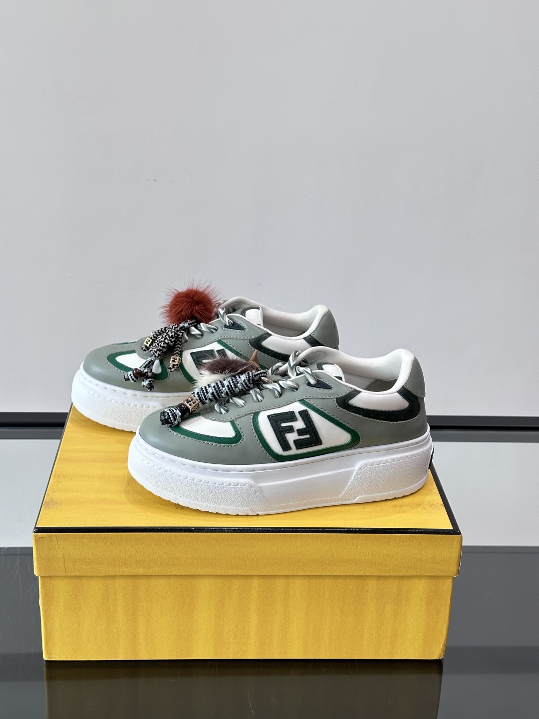 FENDI Match女款休闲鞋👟百变视角每只鞋都配有一个可爱的水貂毛挂配饰重点是~挂件都是可以拆卸的哦