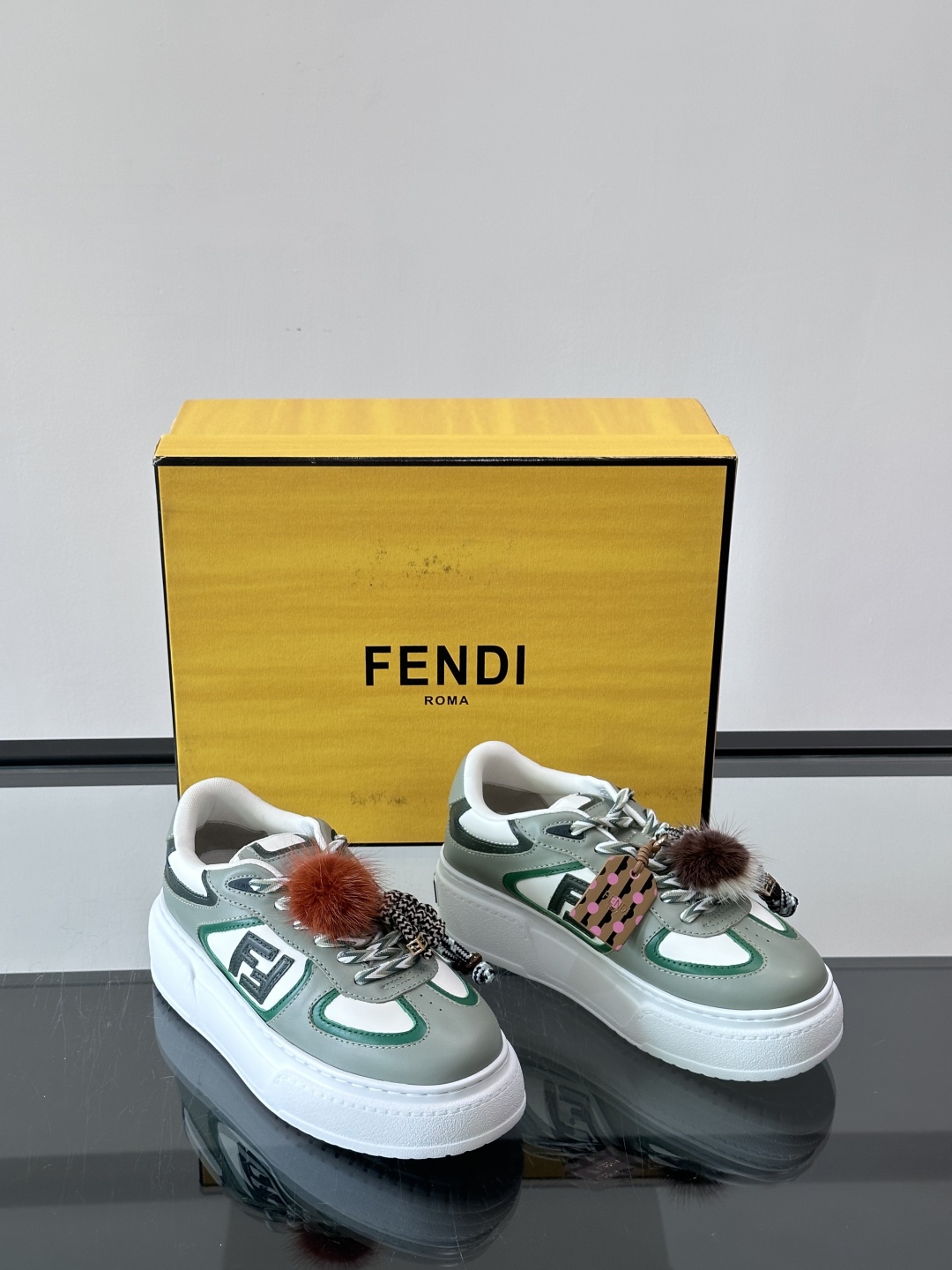 FENDI Match女款休闲鞋👟百变视角每只鞋都配有一个可爱的水貂毛挂配饰重点是~挂件都是可以拆卸的哦