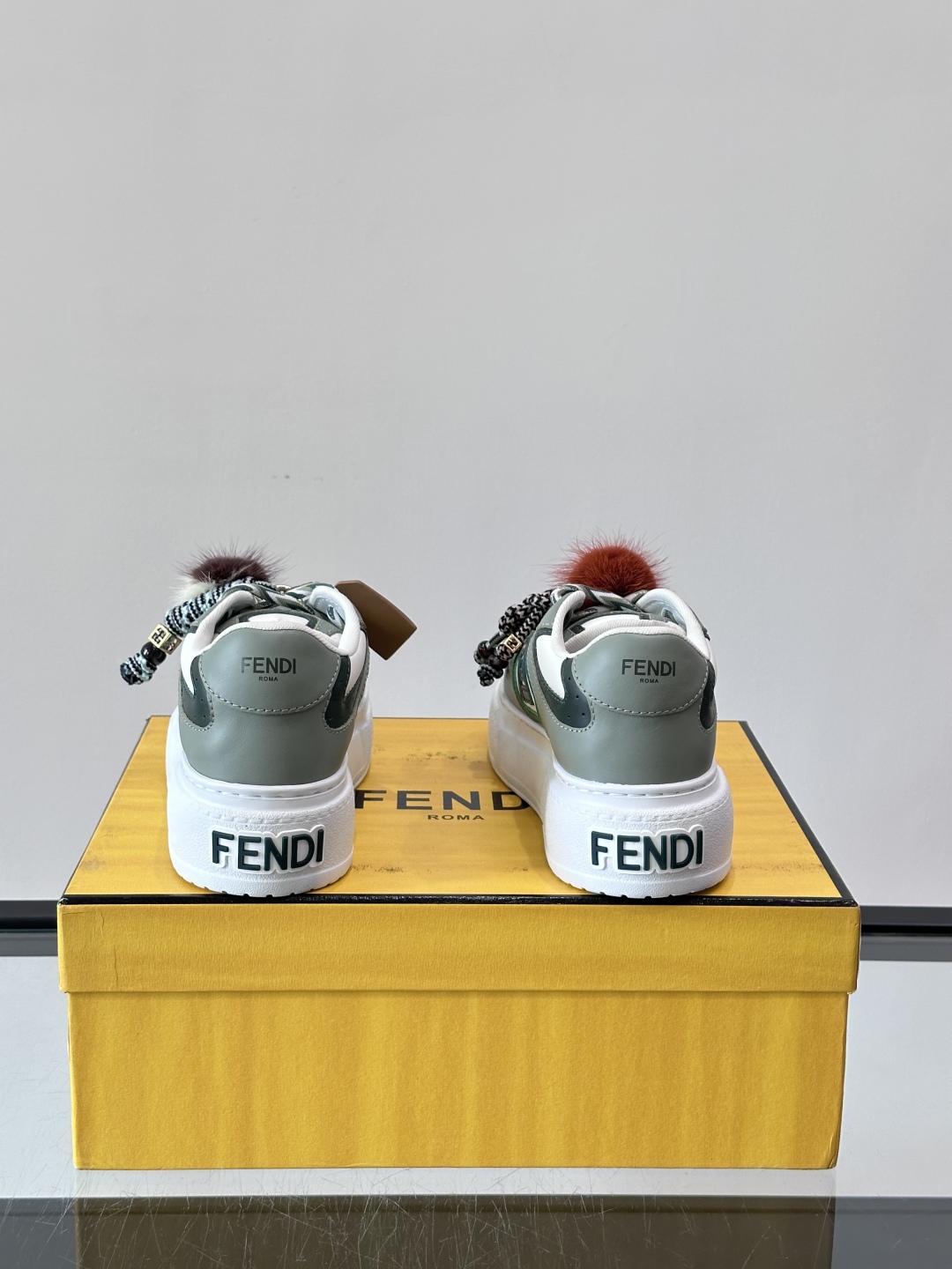 FENDI Match女款休闲鞋👟百变视角每只鞋都配有一个可爱的水貂毛挂配饰重点是~挂件都是可以拆卸的哦