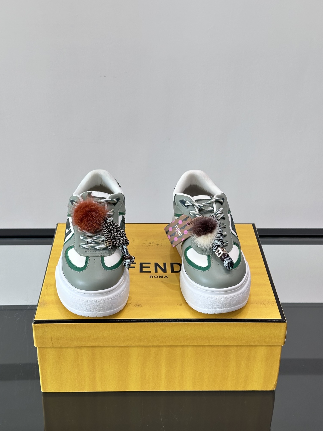 FENDI Match女款休闲鞋👟百变视角每只鞋都配有一个可爱的水貂毛挂配饰重点是~挂件都是可以拆卸的哦