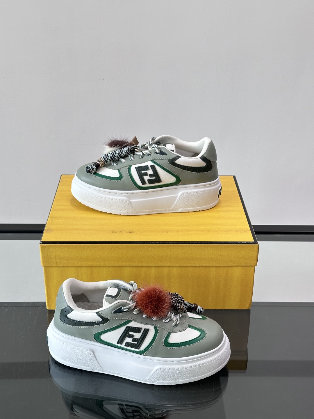 FENDI Match女款休闲鞋👟百变视角每只鞋都配有一个可爱的水貂毛挂配饰重点是~挂件都是可以拆卸的哦