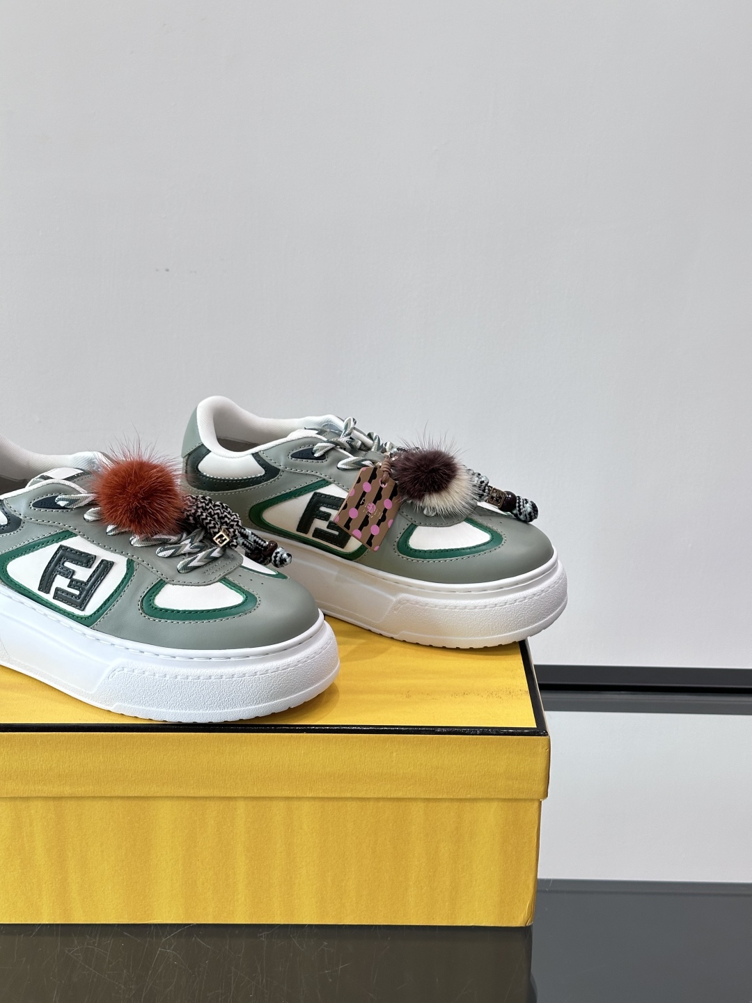 FENDI Match女款休闲鞋👟百变视角每只鞋都配有一个可爱的水貂毛挂配饰重点是~挂件都是可以拆卸的哦