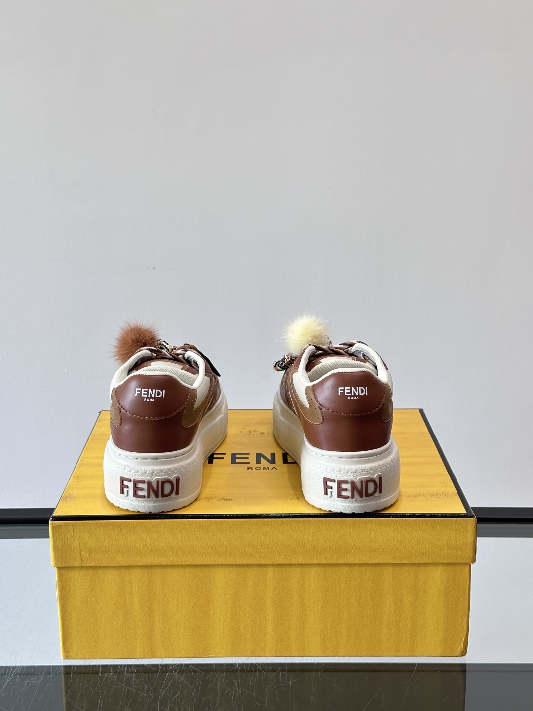 FENDI Match女款休闲鞋👟百变视角每只鞋都配有一个可爱的水貂毛挂配饰重点是~挂件都是可以拆卸的哦