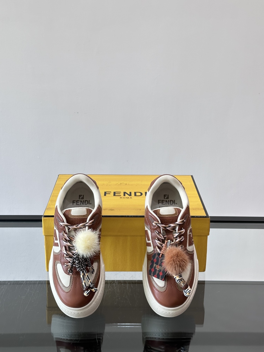 FENDI Match女款休闲鞋👟百变视角每只鞋都配有一个可爱的水貂毛挂配饰重点是~挂件都是可以拆卸的哦