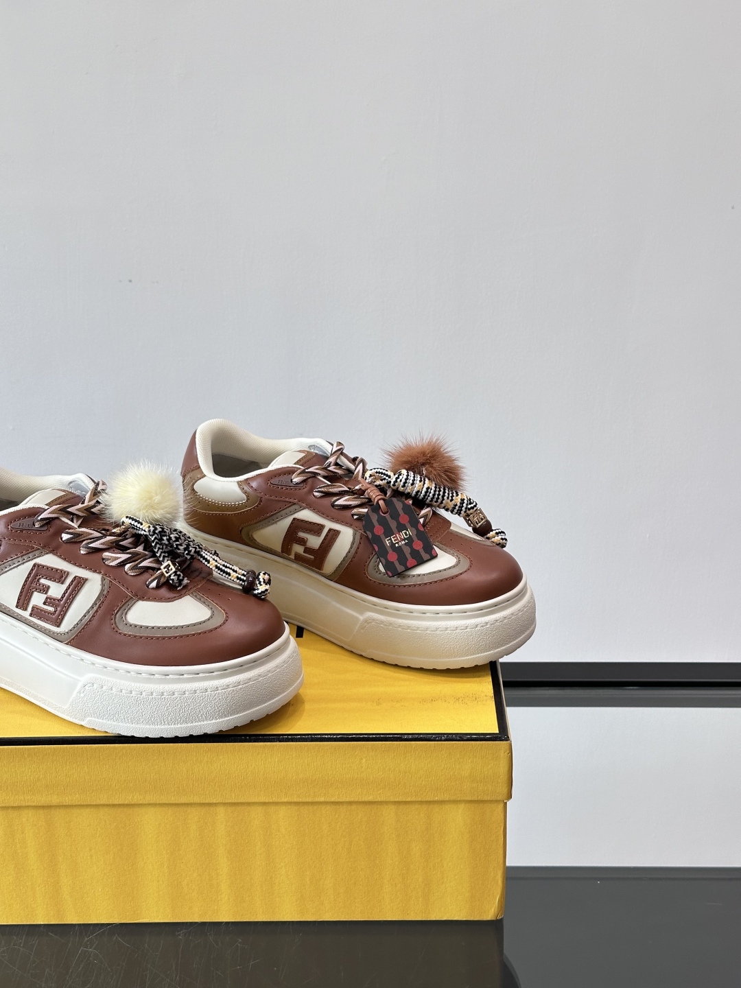 FENDI Match女款休闲鞋👟百变视角每只鞋都配有一个可爱的水貂毛挂配饰重点是~挂件都是可以拆卸的哦