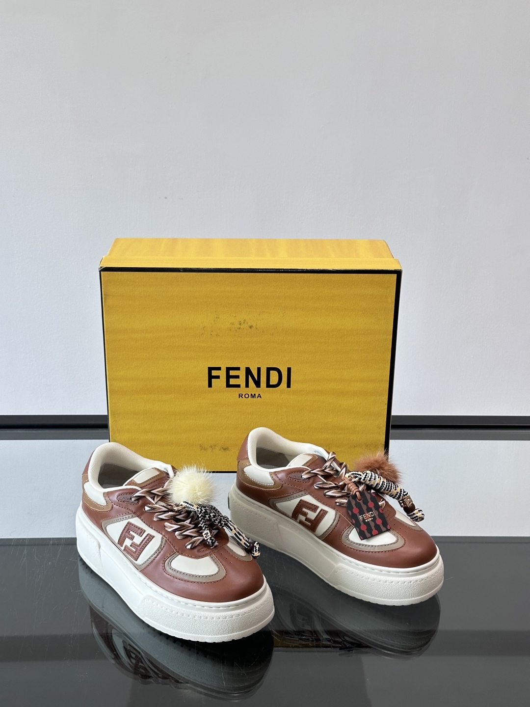 FENDI Match女款休闲鞋👟百变视角每只鞋都配有一个可爱的水貂毛挂配饰重点是~挂件都是可以拆卸的哦