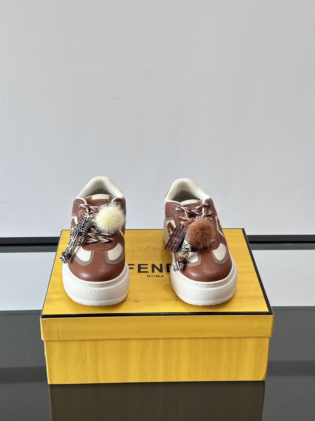 FENDI Match女款休闲鞋👟百变视角每只鞋都配有一个可爱的水貂毛挂配饰重点是~挂件都是可以拆卸的哦