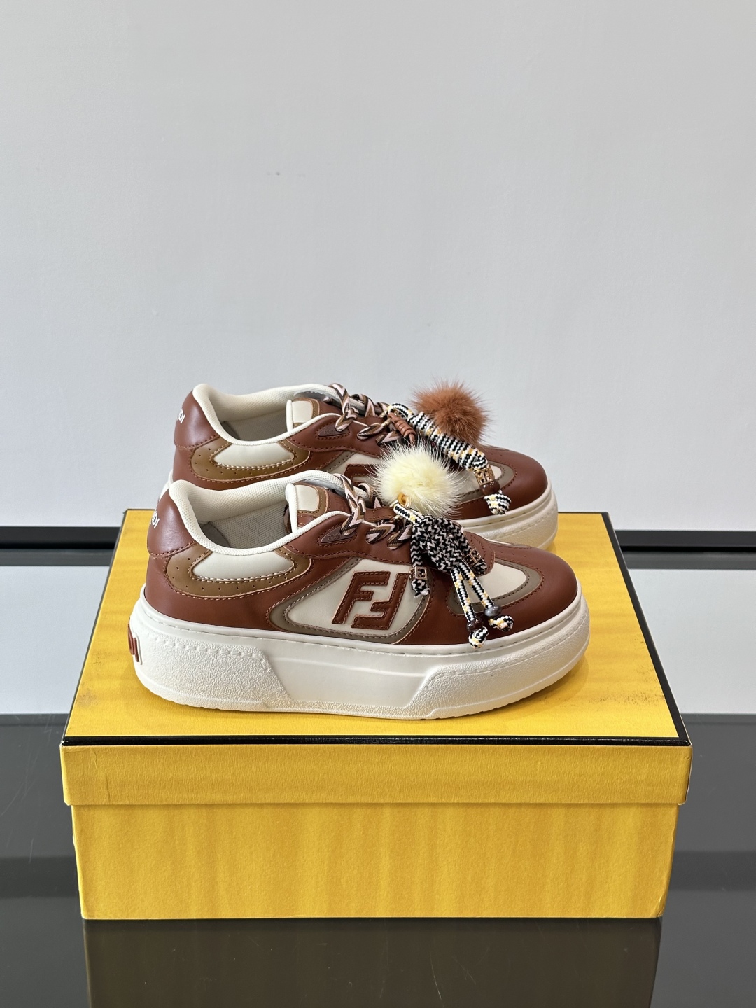 FENDI Match女款休闲鞋👟百变视角每只鞋都配有一个可爱的水貂毛挂配饰重点是~挂件都是可以拆卸的哦