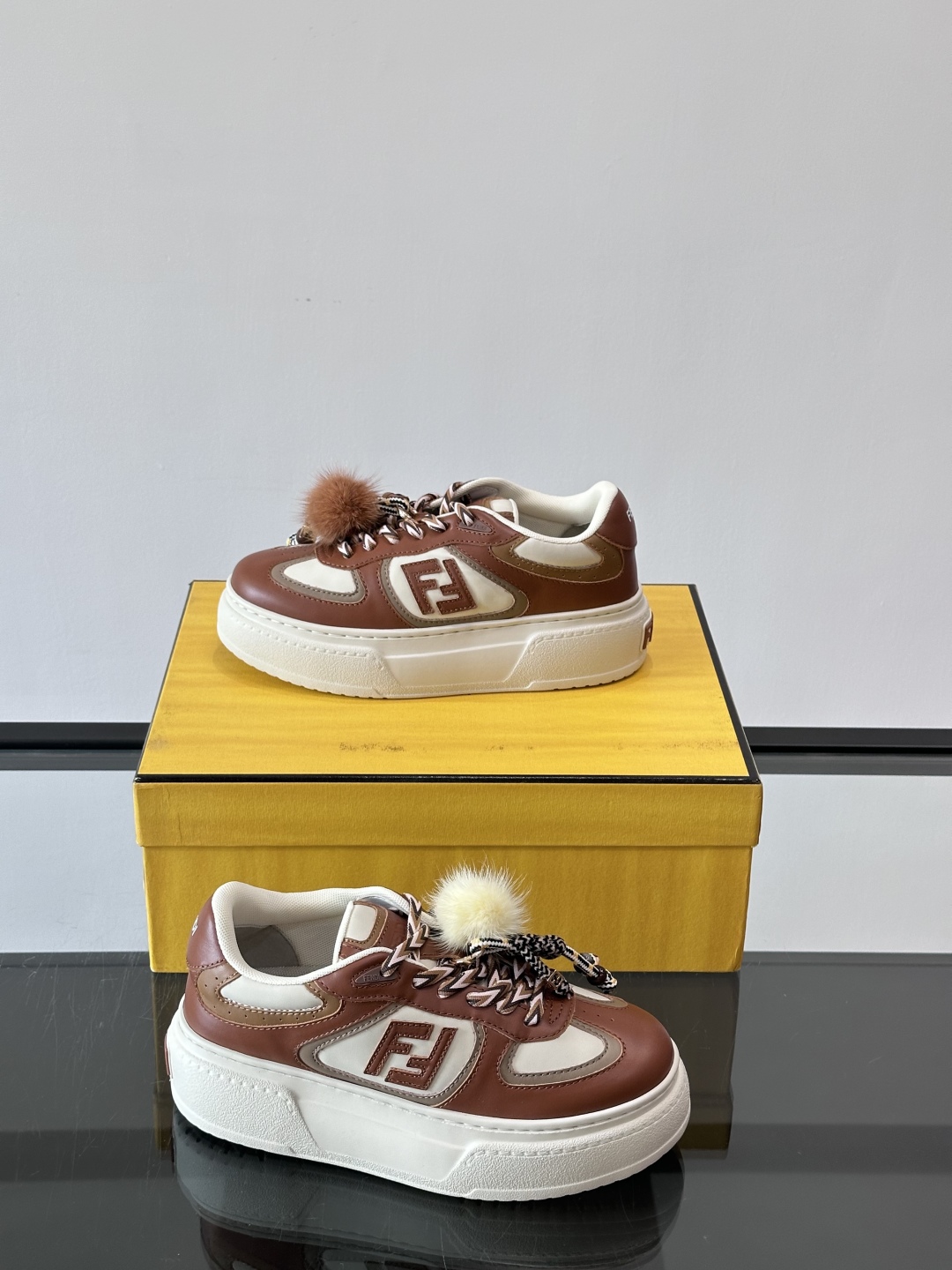FENDI Match女款休闲鞋👟百变视角每只鞋都配有一个可爱的水貂毛挂配饰重点是~挂件都是可以拆卸的哦