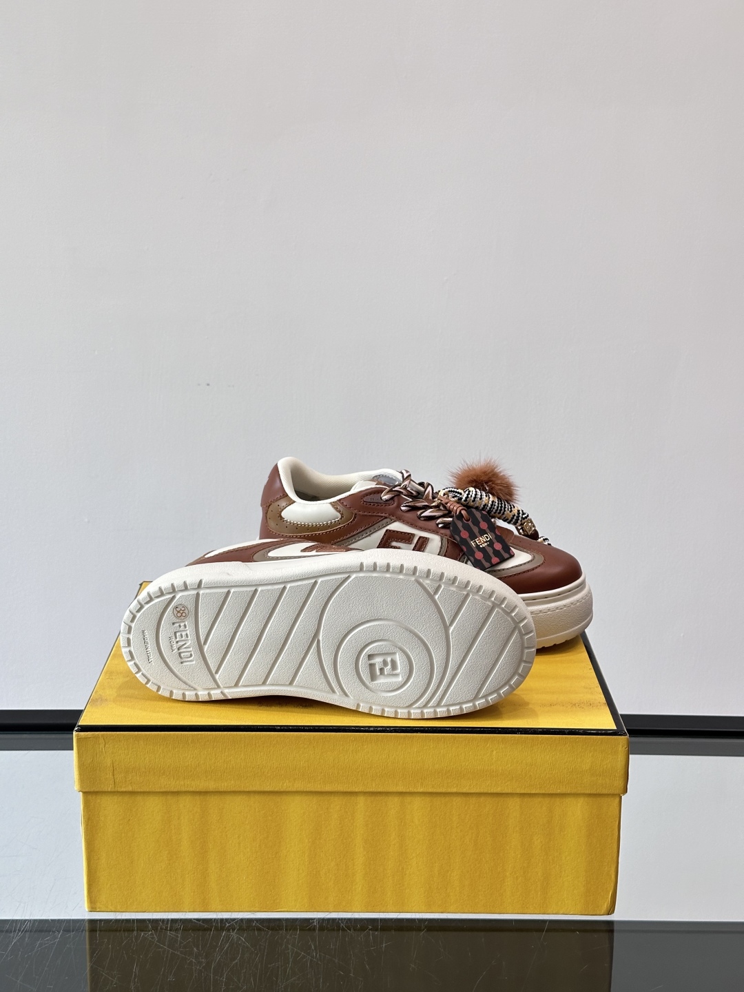 FENDI Match女款休闲鞋👟百变视角每只鞋都配有一个可爱的水貂毛挂配饰重点是~挂件都是可以拆卸的哦