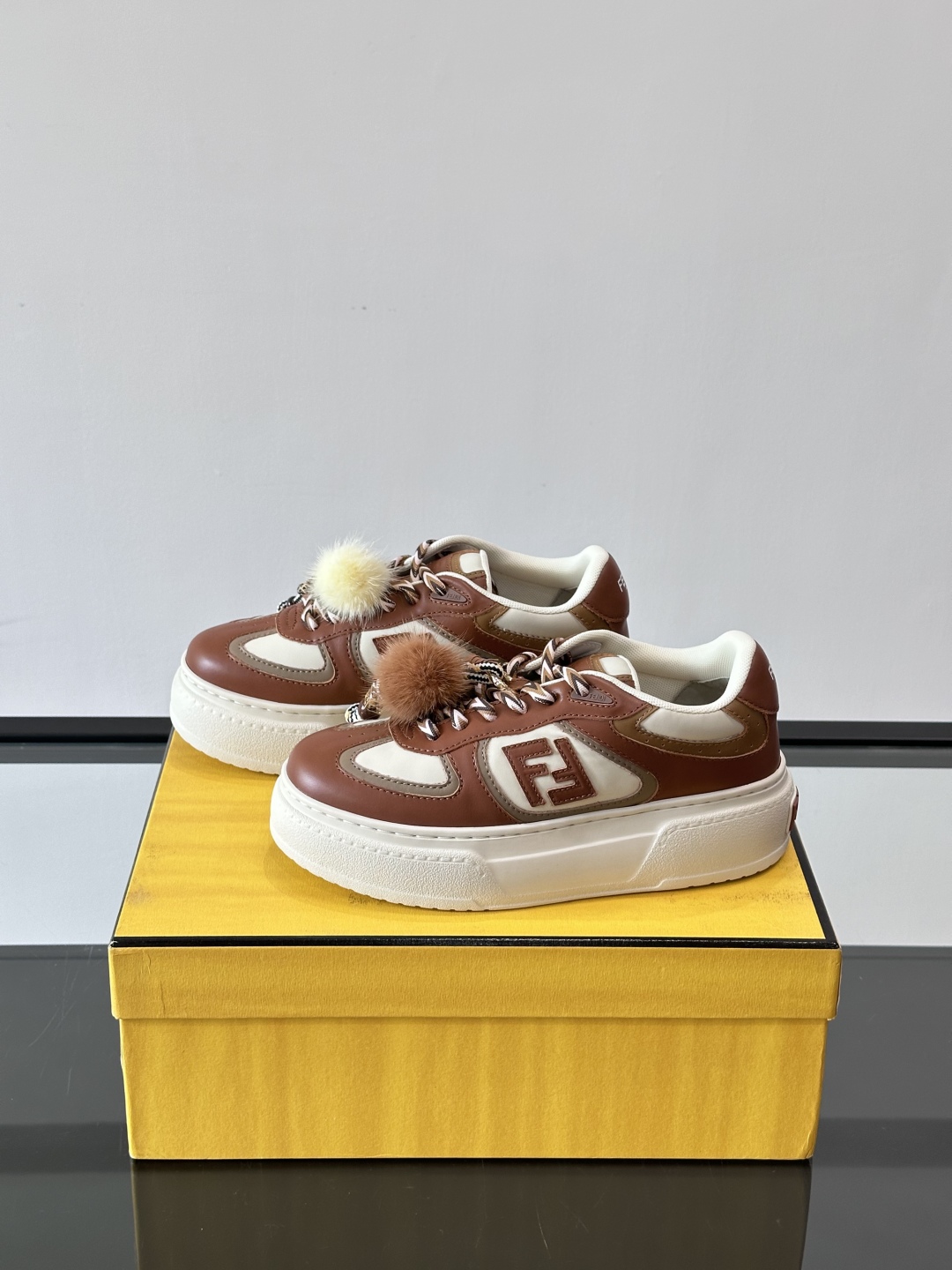 FENDI Match女款休闲鞋👟百变视角每只鞋都配有一个可爱的水貂毛挂配饰重点是~挂件都是可以拆卸的哦