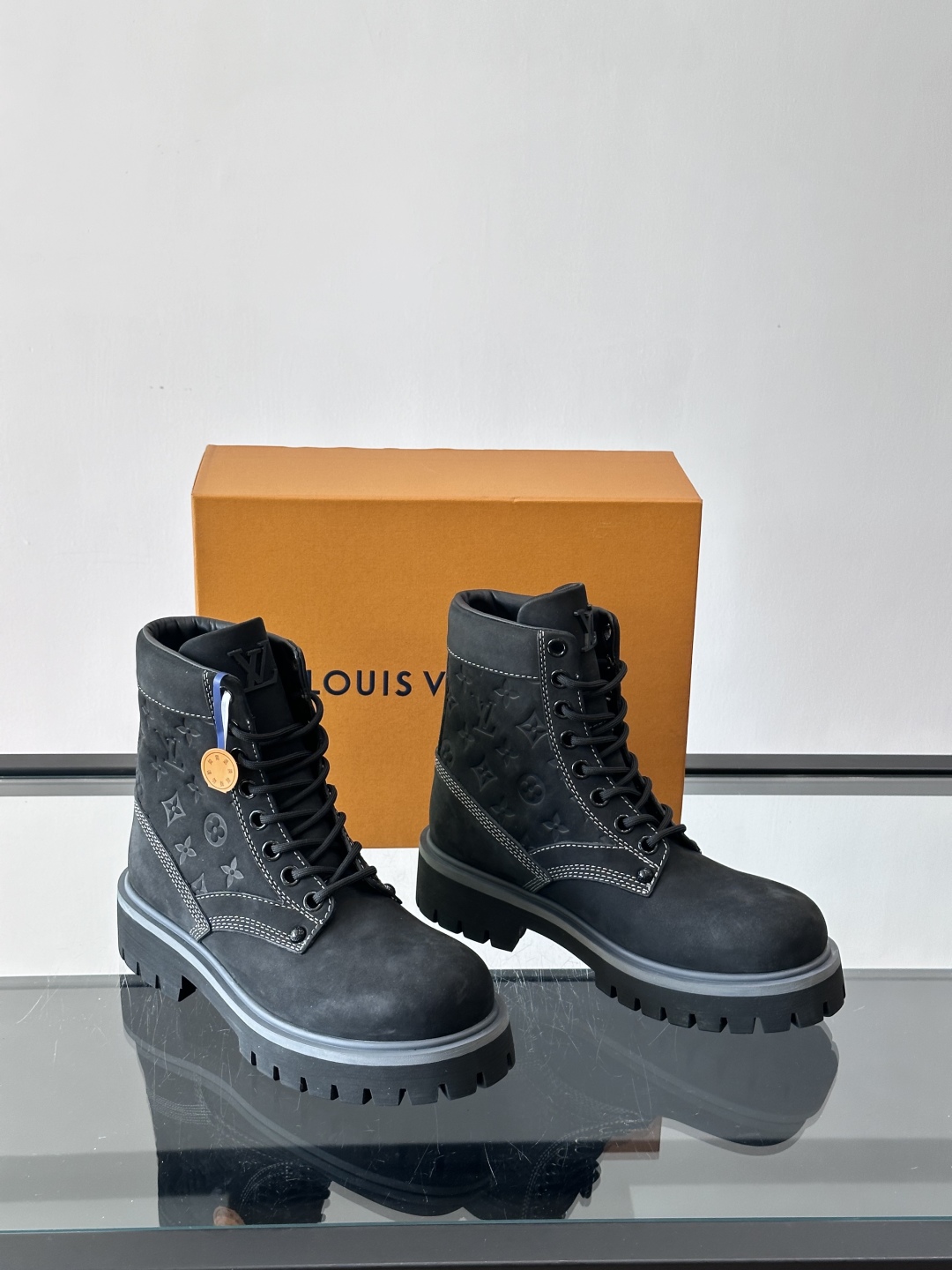 LOUIS VUITTON ss25 LV驴牌新款厚底系带大头鞋男士休闲鞋高帮小短靴。本款 靴子以头层小