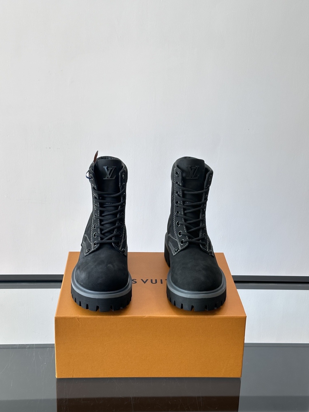 LOUIS VUITTON ss25 LV驴牌新款厚底系带大头鞋男士休闲鞋高帮小短靴。本款 靴子以头层小