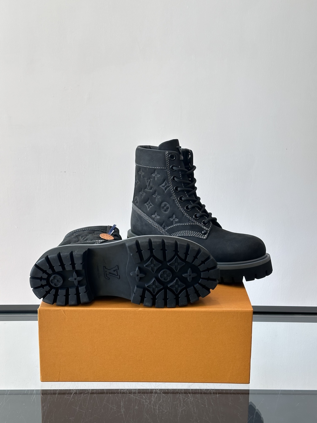 LOUIS VUITTON ss25 LV驴牌新款厚底系带大头鞋男士休闲鞋高帮小短靴。本款 靴子以头层小