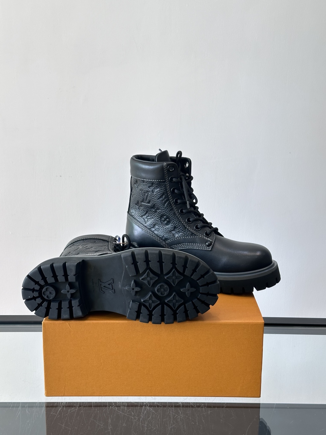 LOUIS VUITTON ss25 LV驴牌新款厚底系带大头鞋男士休闲鞋高帮小短靴。本款 靴子以头层小