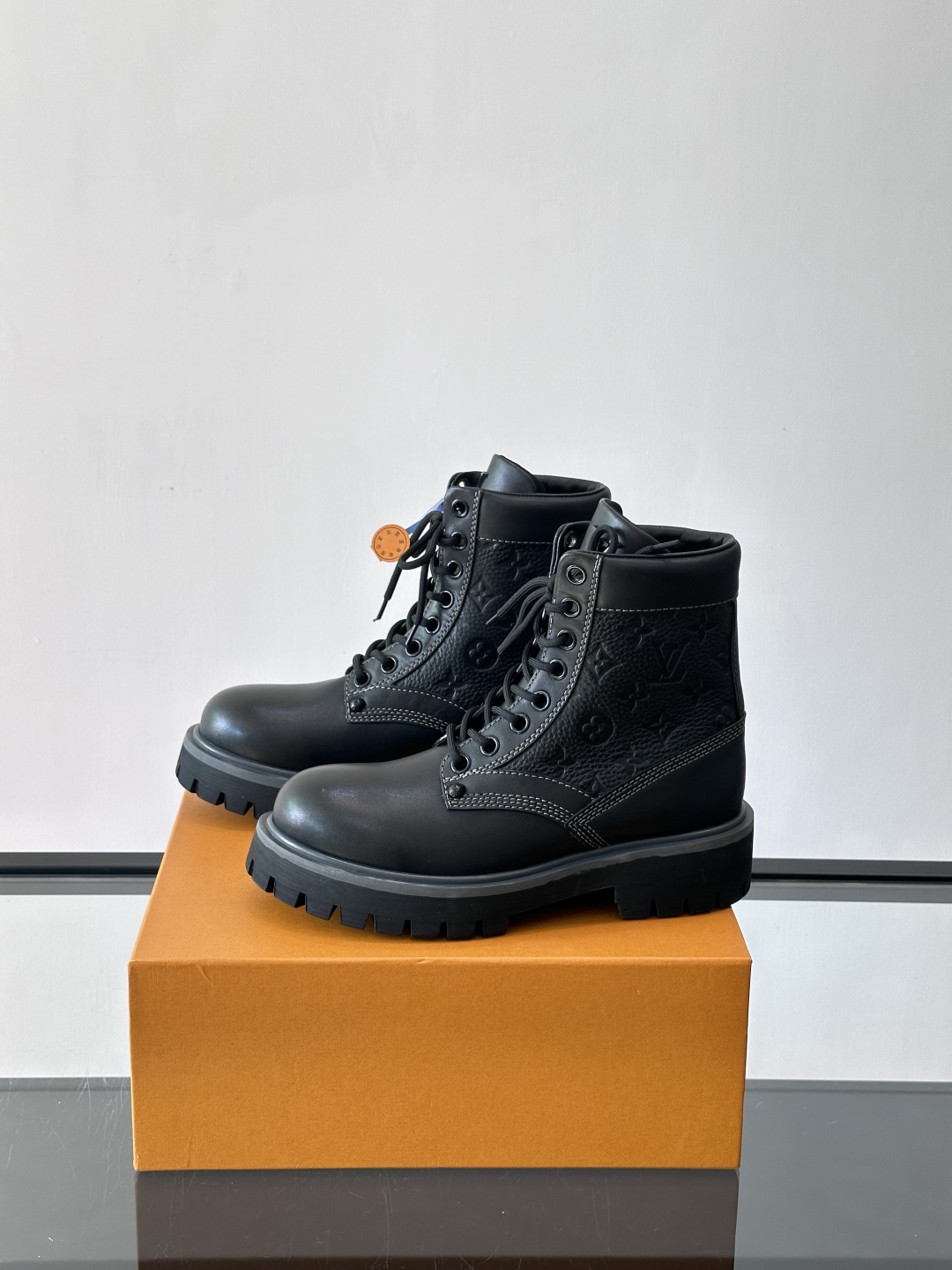 LOUIS VUITTON ss25 LV驴牌新款厚底系带大头鞋男士休闲鞋高帮小短靴。本款 靴子以头层小