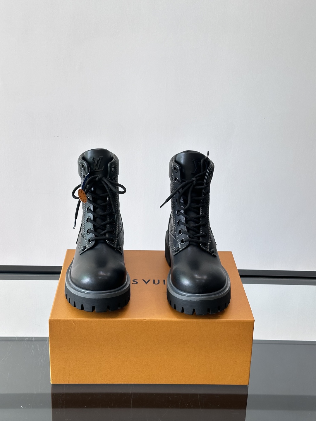 LOUIS VUITTON ss25 LV驴牌新款厚底系带大头鞋男士休闲鞋高帮小短靴。本款 靴子以头层小