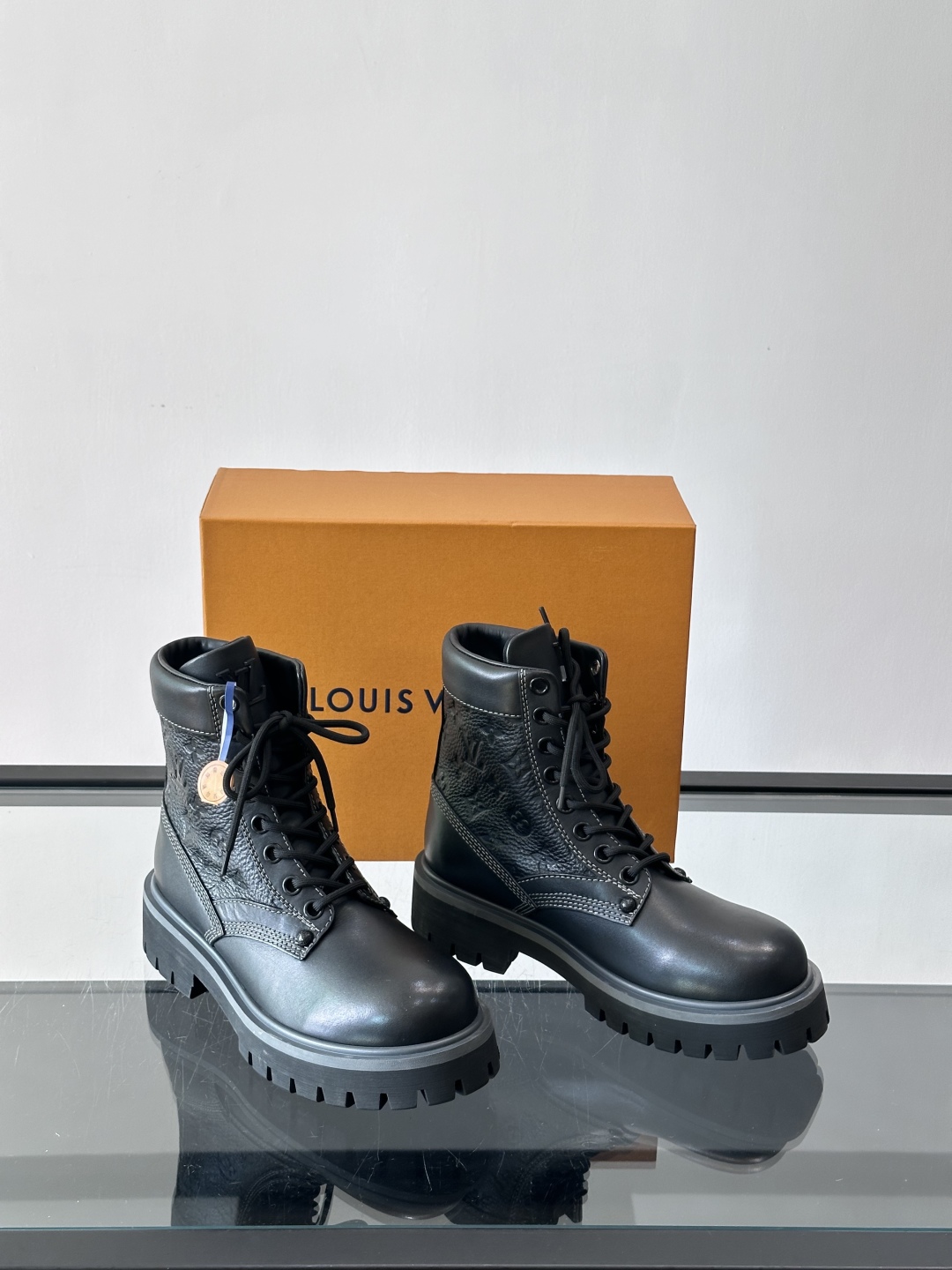 LOUIS VUITTON ss25 LV驴牌新款厚底系带大头鞋男士休闲鞋高帮小短靴。本款 靴子以头层小