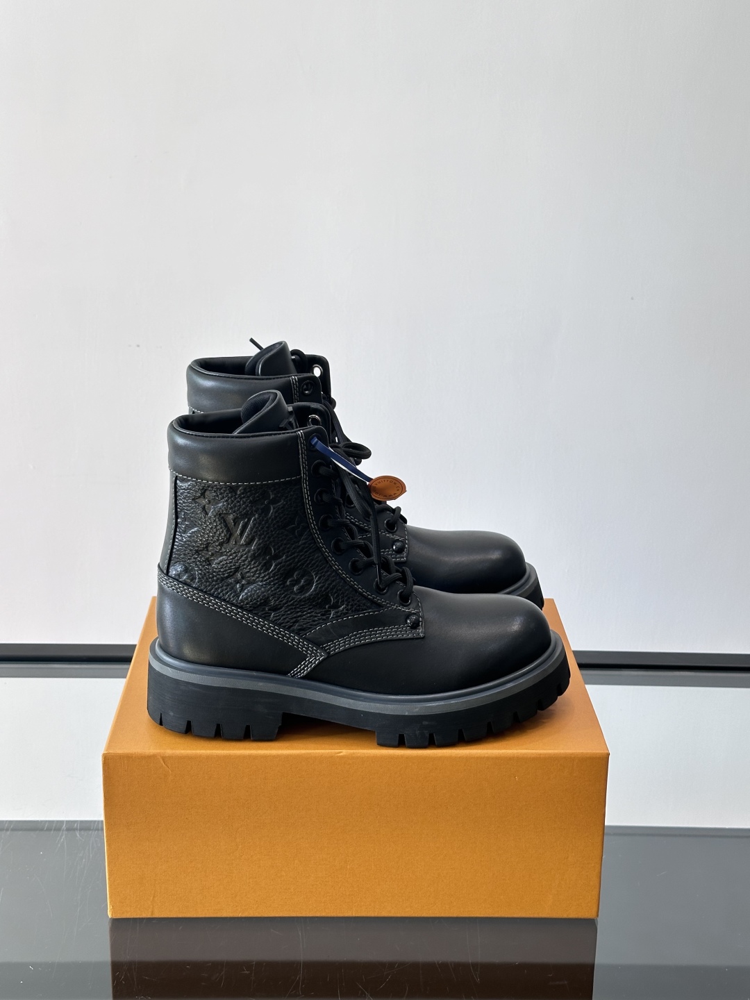LOUIS VUITTON ss25 LV驴牌新款厚底系带大头鞋男士休闲鞋高帮小短靴。本款 靴子以头层小