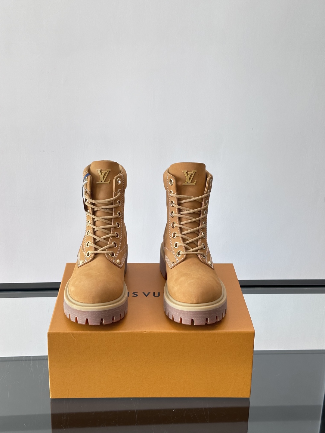LOUIS VUITTON ss25 LV驴牌新款厚底系带大头鞋男士休闲鞋高帮小短靴。本款 靴子以头层小