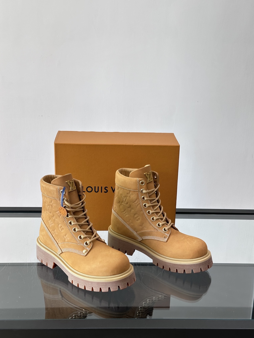 LOUIS VUITTON ss25 LV驴牌新款厚底系带大头鞋男士休闲鞋高帮小短靴。本款 靴子以头层小