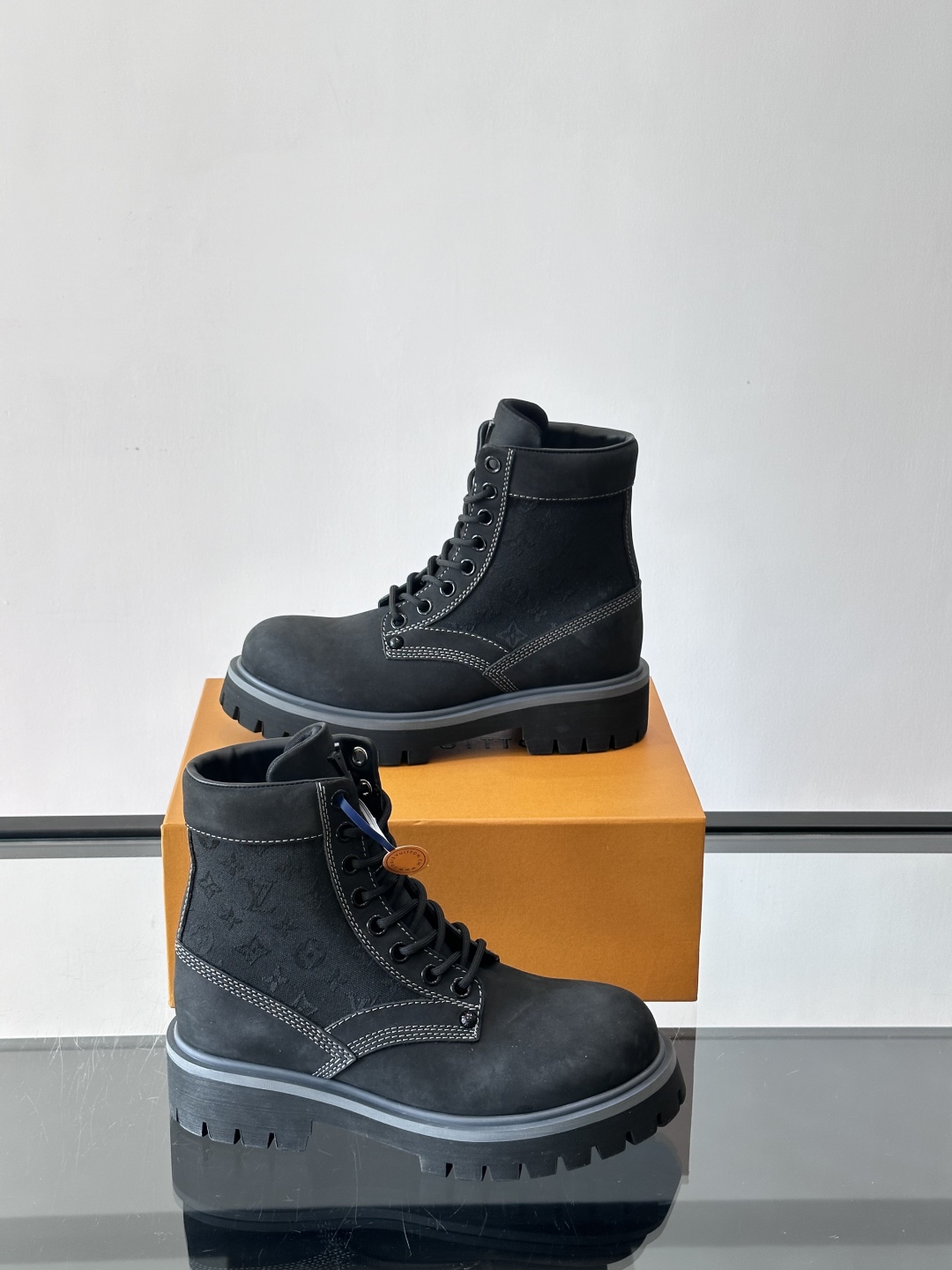 LOUIS VUITTON ss25 LV驴牌新款厚底系带大头鞋男士休闲鞋高帮小短靴。本款 靴子以头层小