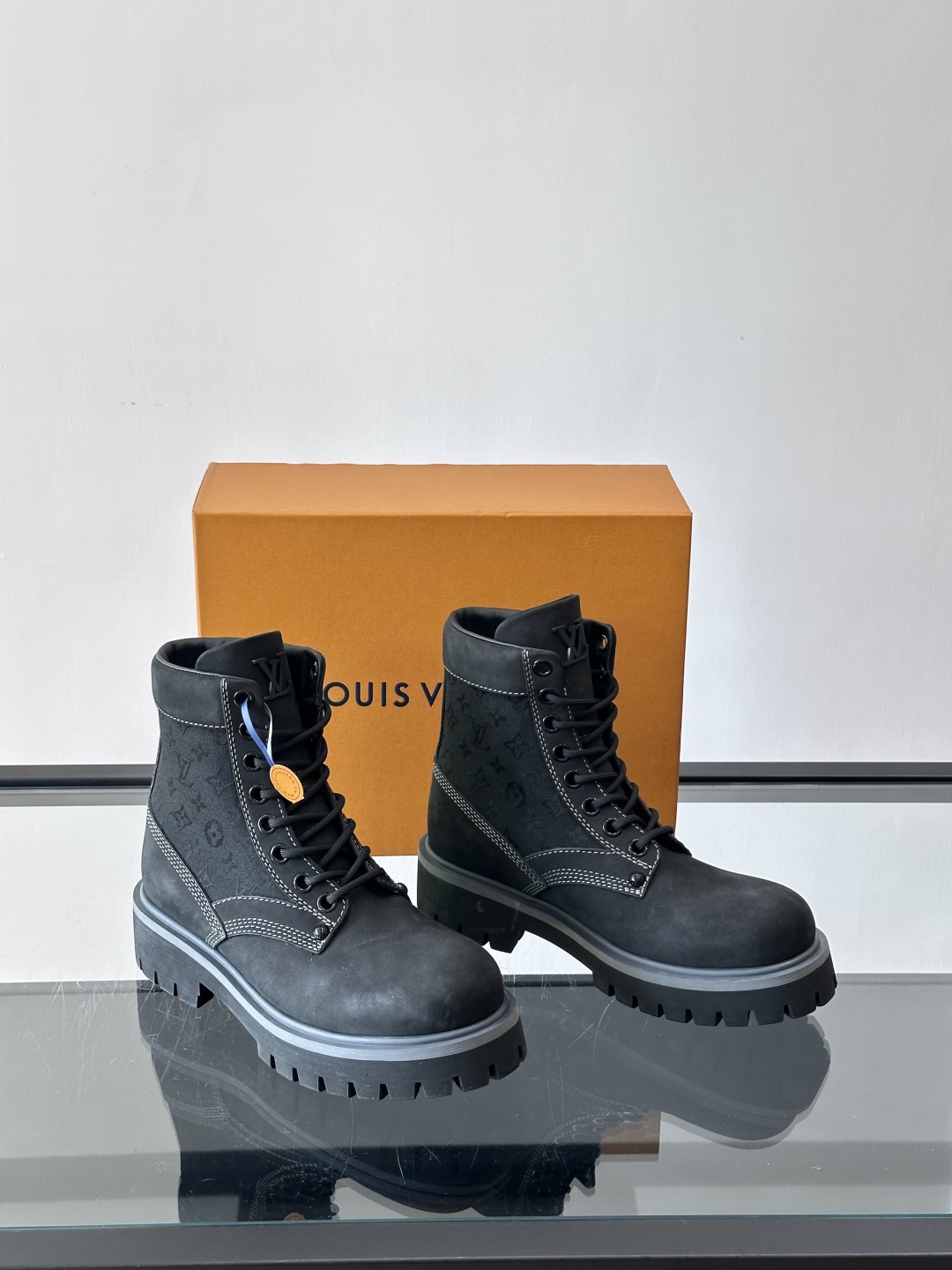 LOUIS VUITTON ss25 LV驴牌新款厚底系带大头鞋男士休闲鞋高帮小短靴。本款 靴子以头层小