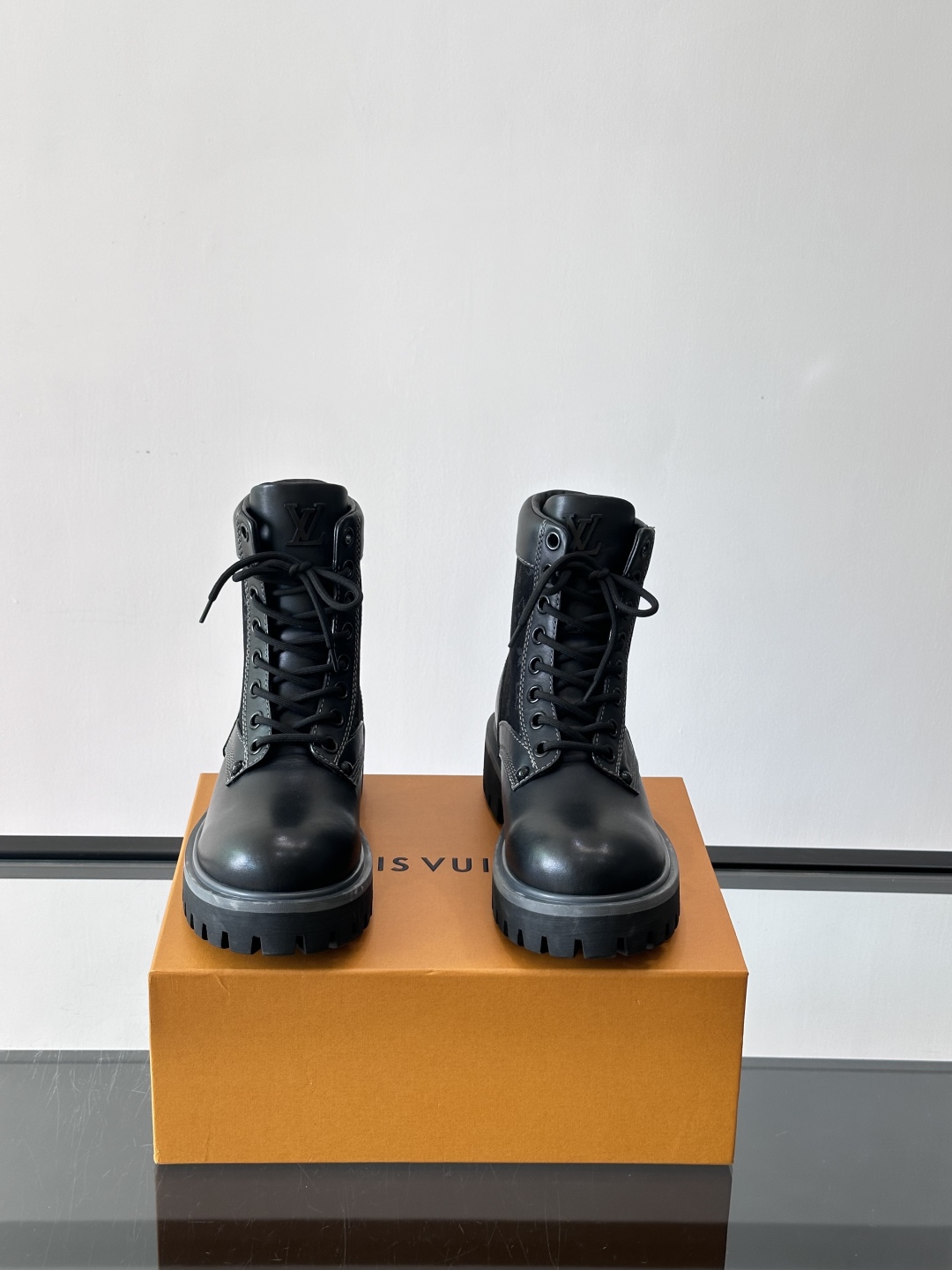 LOUIS VUITTON ss25 LV驴牌新款厚底系带大头鞋男士休闲鞋高帮小短靴。本款 靴子以头层小