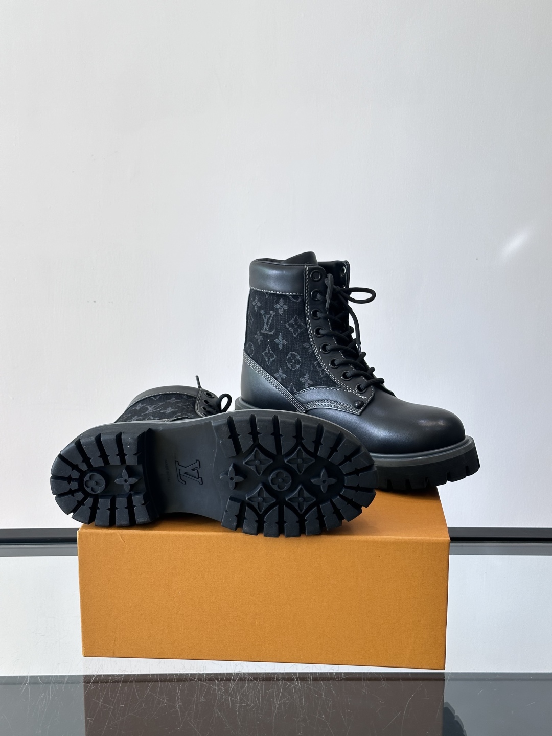 LOUIS VUITTON ss25 LV驴牌新款厚底系带大头鞋男士休闲鞋高帮小短靴。本款 靴子以头层小