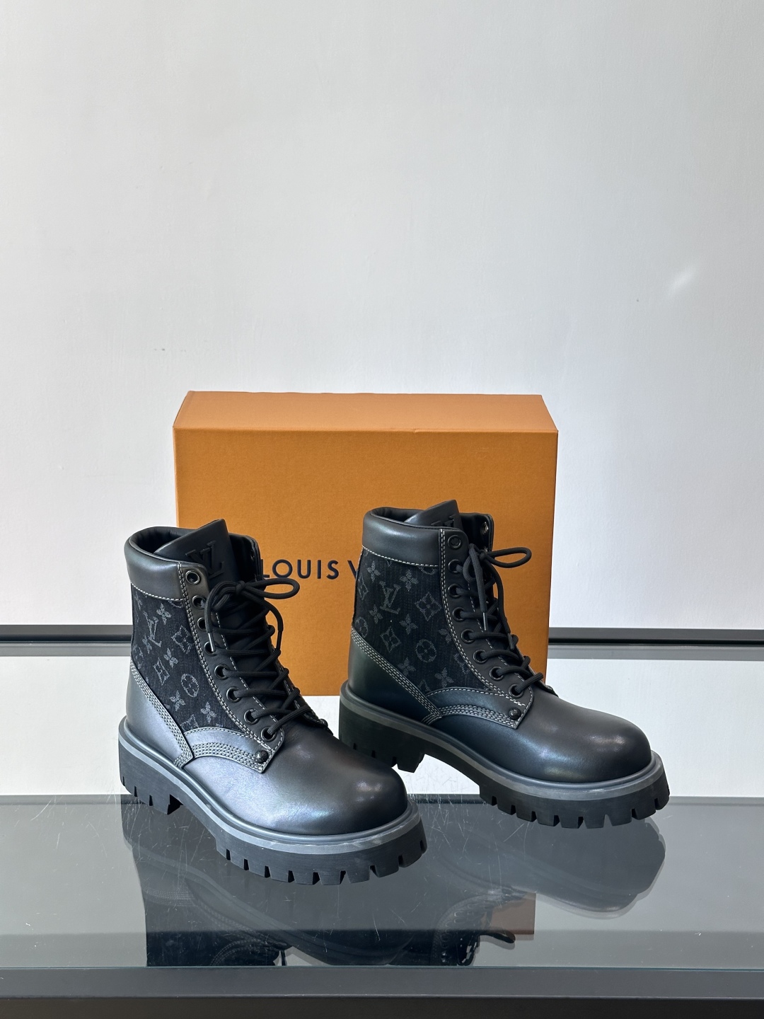 LOUIS VUITTON ss25 LV驴牌新款厚底系带大头鞋男士休闲鞋高帮小短靴。本款 靴子以头层小
