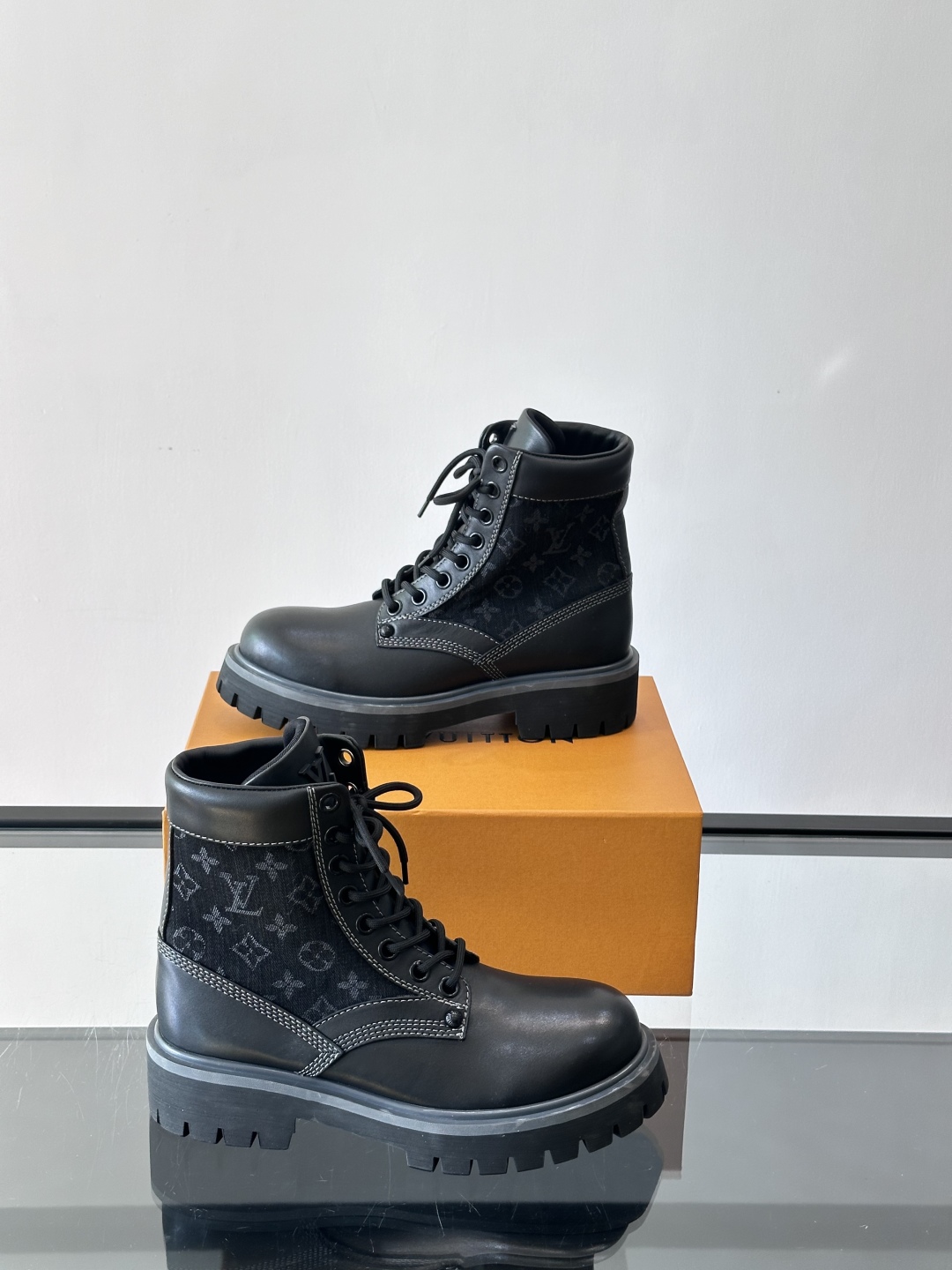 LOUIS VUITTON ss25 LV驴牌新款厚底系带大头鞋男士休闲鞋高帮小短靴。本款 靴子以头层小