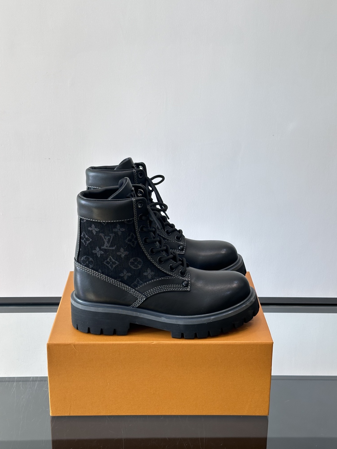 LOUIS VUITTON ss25 LV驴牌新款厚底系带大头鞋男士休闲鞋高帮小短靴。本款 靴子以头层小