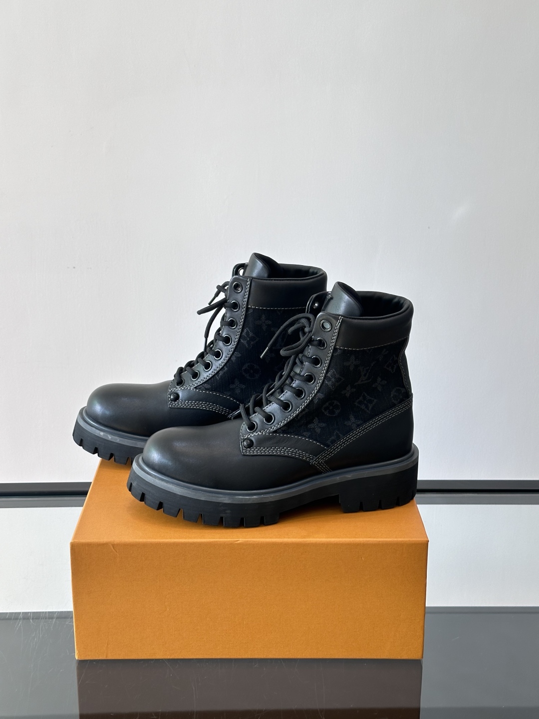 LOUIS VUITTON ss25 LV驴牌新款厚底系带大头鞋男士休闲鞋高帮小短靴。本款 靴子以头层小