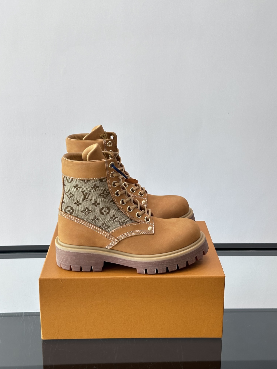 LOUIS VUITTON ss25 LV驴牌新款厚底系带大头鞋男士休闲鞋高帮小短靴。本款 靴子以头层小