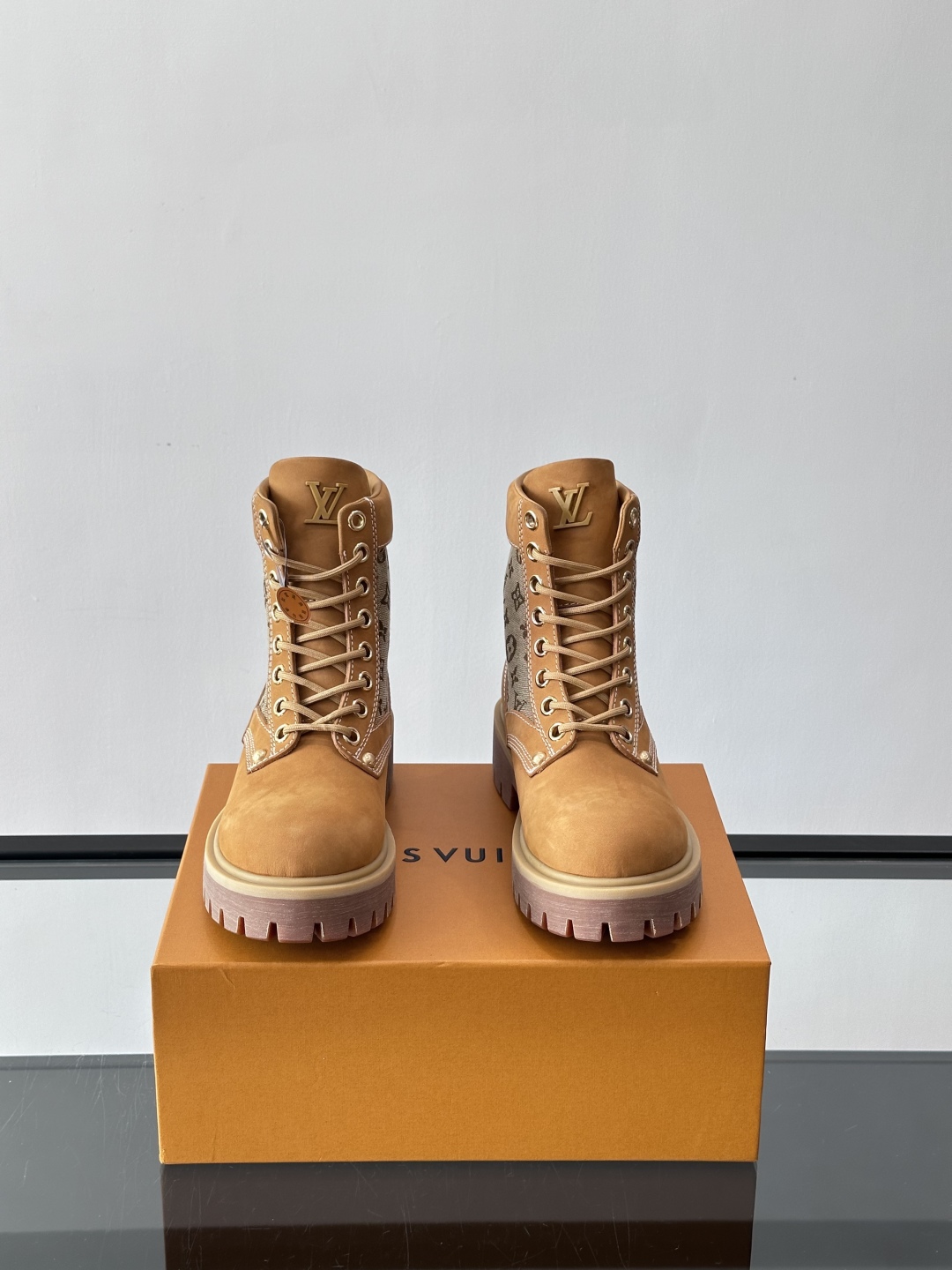 LOUIS VUITTON ss25 LV驴牌新款厚底系带大头鞋男士休闲鞋高帮小短靴。本款 靴子以头层小