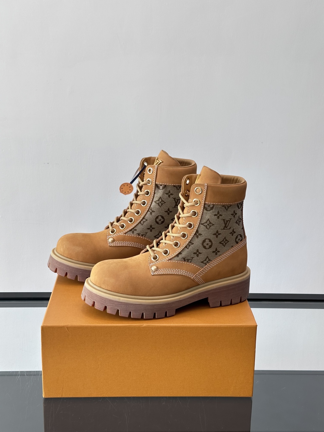 LOUIS VUITTON ss25 LV驴牌新款厚底系带大头鞋男士休闲鞋高帮小短靴。本款 靴子以头层小
