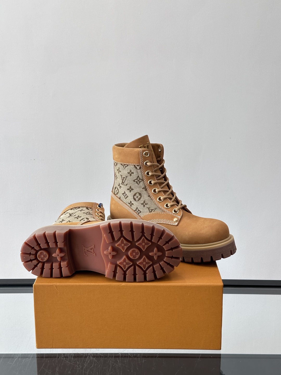 LOUIS VUITTON ss25 LV驴牌新款厚底系带大头鞋男士休闲鞋高帮小短靴。本款 靴子以头层小