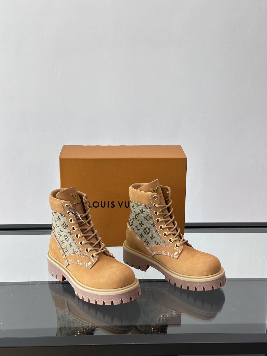 LOUIS VUITTON ss25 LV驴牌新款厚底系带大头鞋男士休闲鞋高帮小短靴。本款 靴子以头层小