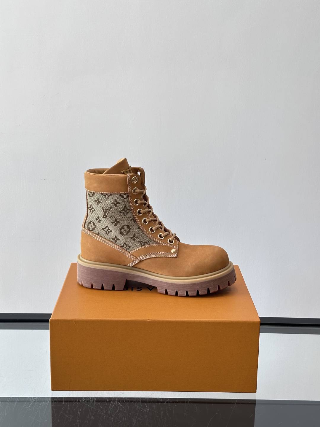 LOUIS VUITTON ss25 LV驴牌新款厚底系带大头鞋男士休闲鞋高帮小短靴。本款 靴子以头层小