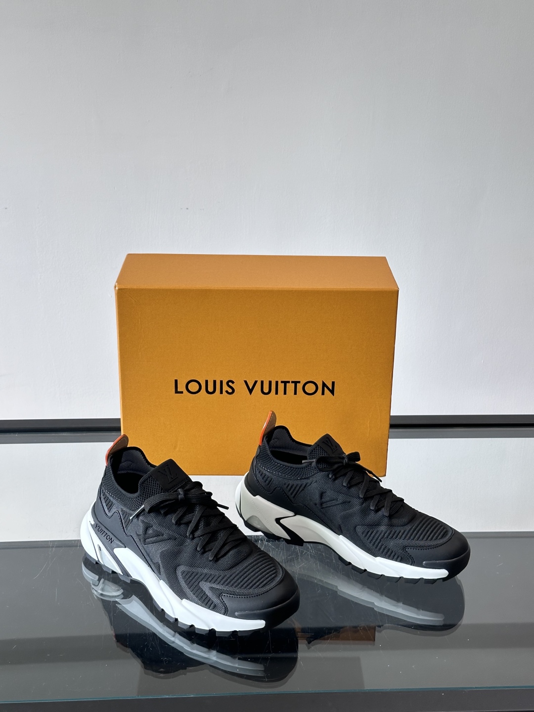L.v 🆕RUN AWAY 运动鞋，本款 Run Away 运动鞋选用进口一体飞织打造，橡胶外底延续跑鞋