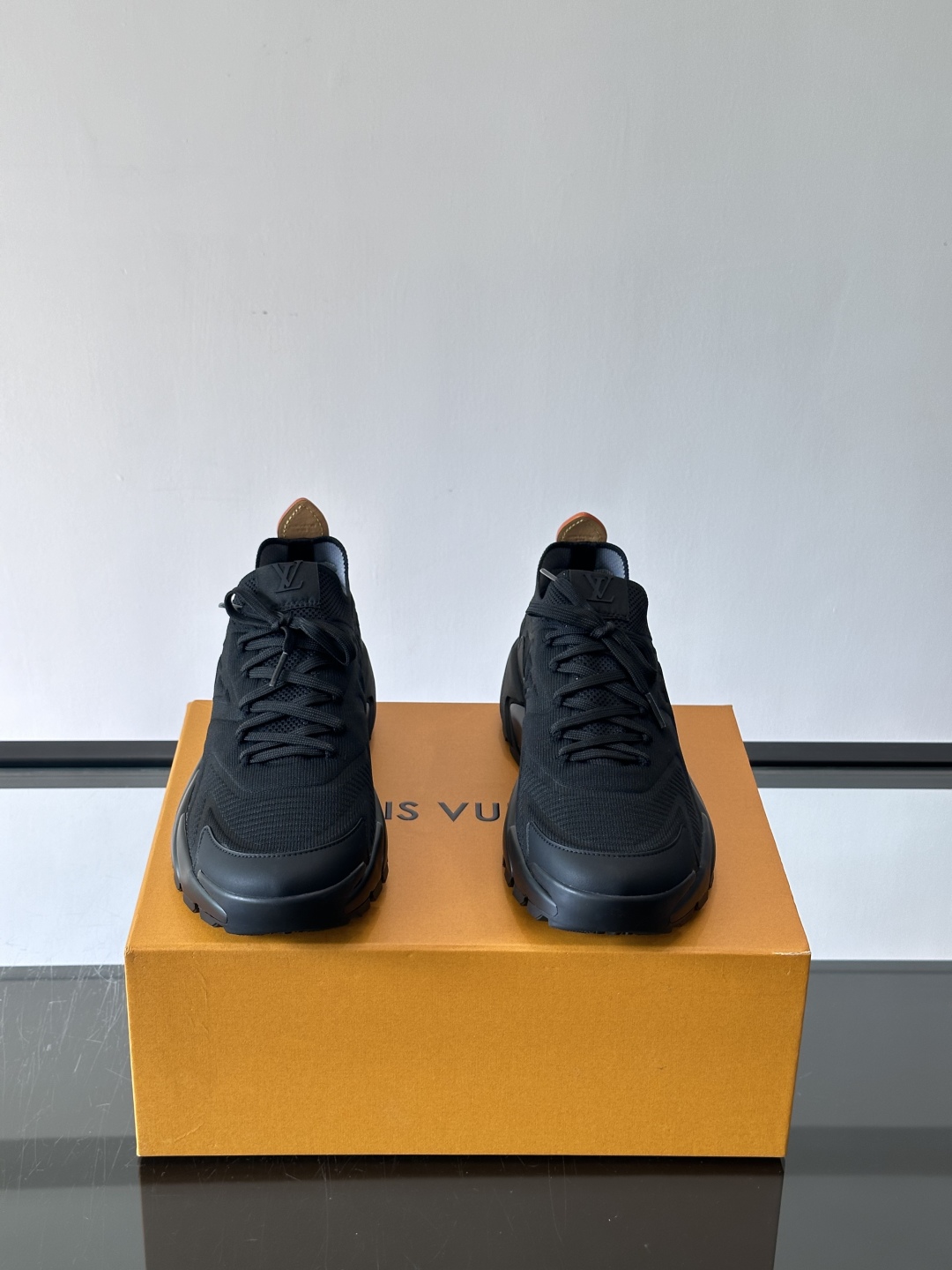 L.v 🆕RUN AWAY 运动鞋，本款 Run Away 运动鞋选用进口一体飞织打造，橡胶外底延续跑鞋