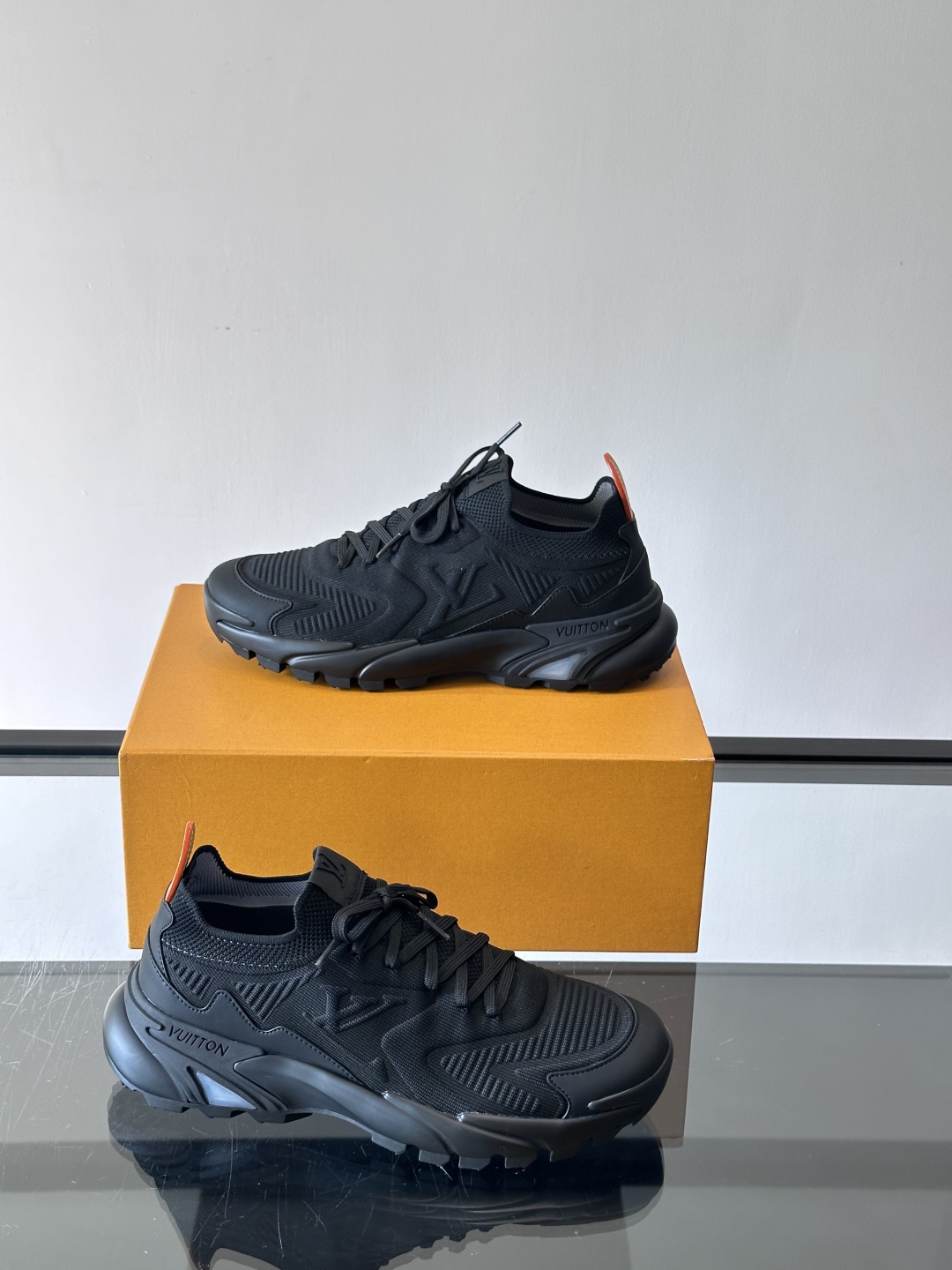 L.v 🆕RUN AWAY 运动鞋，本款 Run Away 运动鞋选用进口一体飞织打造，橡胶外底延续跑鞋