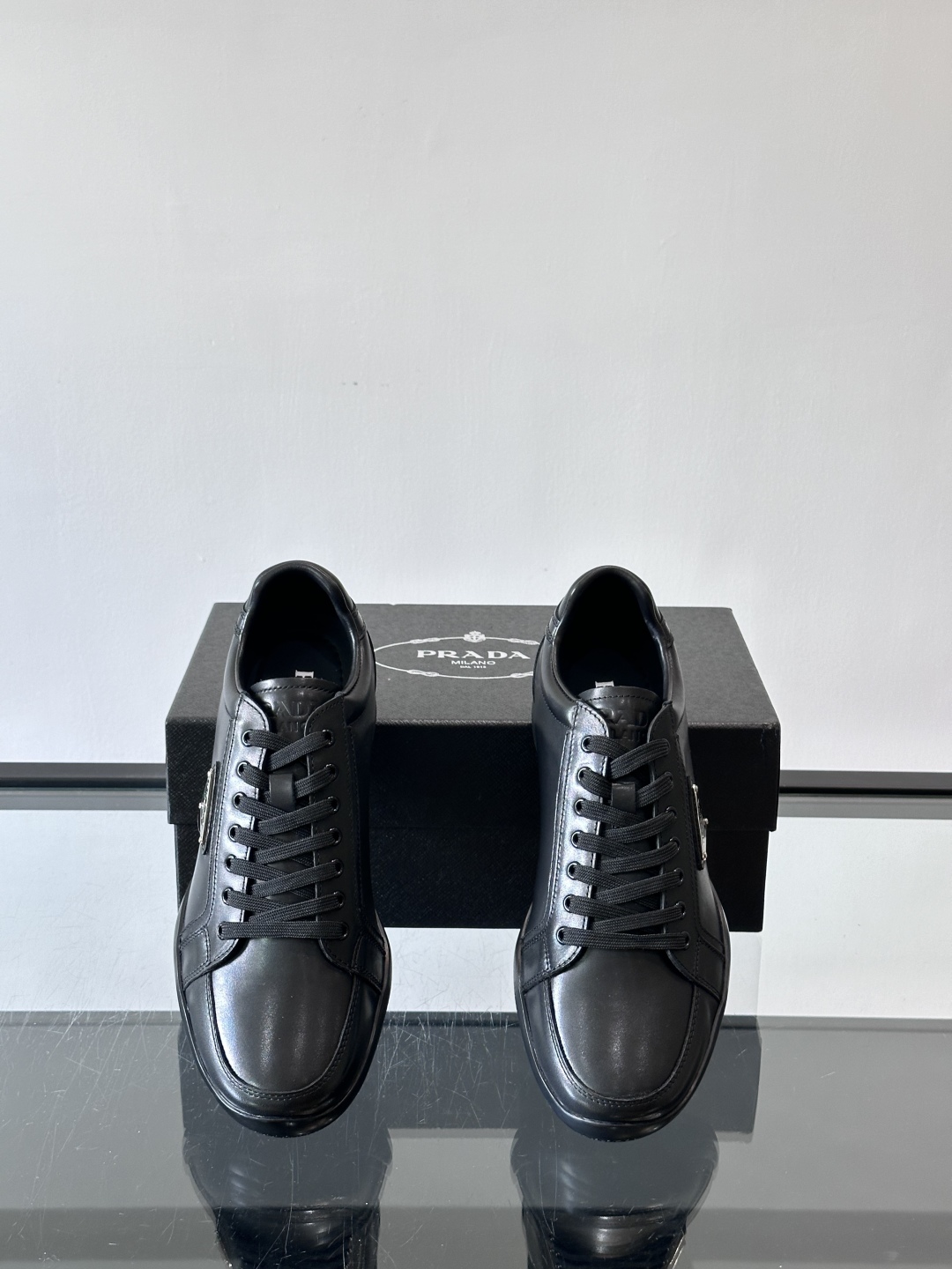 Prad*普拉达新品男士高端运动鞋，这款运动鞋休闲百搭，选用进口牛皮打造，进口牛皮内里，轻质大底，脚感非