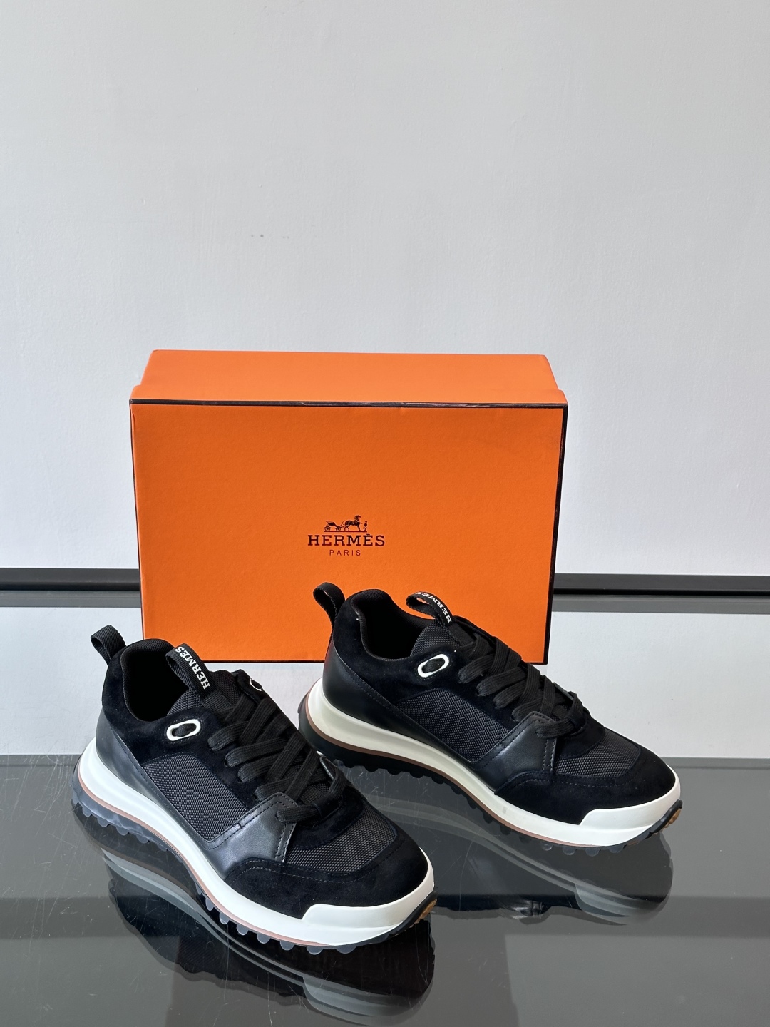 ◾️▫️H爱马仕运动鞋，鞋面小牛皮和网布拼接打造，进口材质，质感十足，轻盈鞋底装饰撞色图案，打造百搭时尚