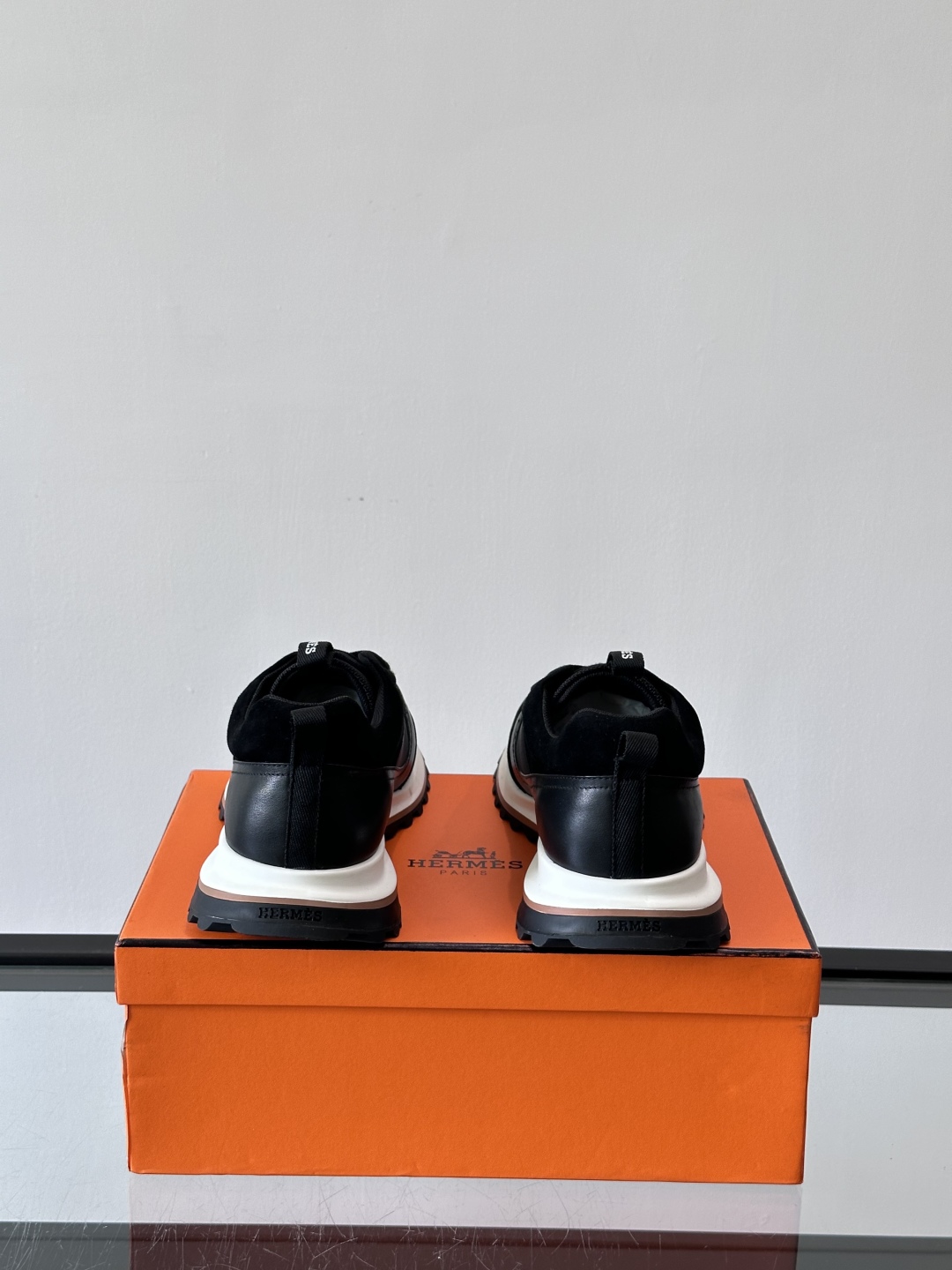 ◾️▫️H爱马仕运动鞋，鞋面小牛皮和网布拼接打造，进口材质，质感十足，轻盈鞋底装饰撞色图案，打造百搭时尚