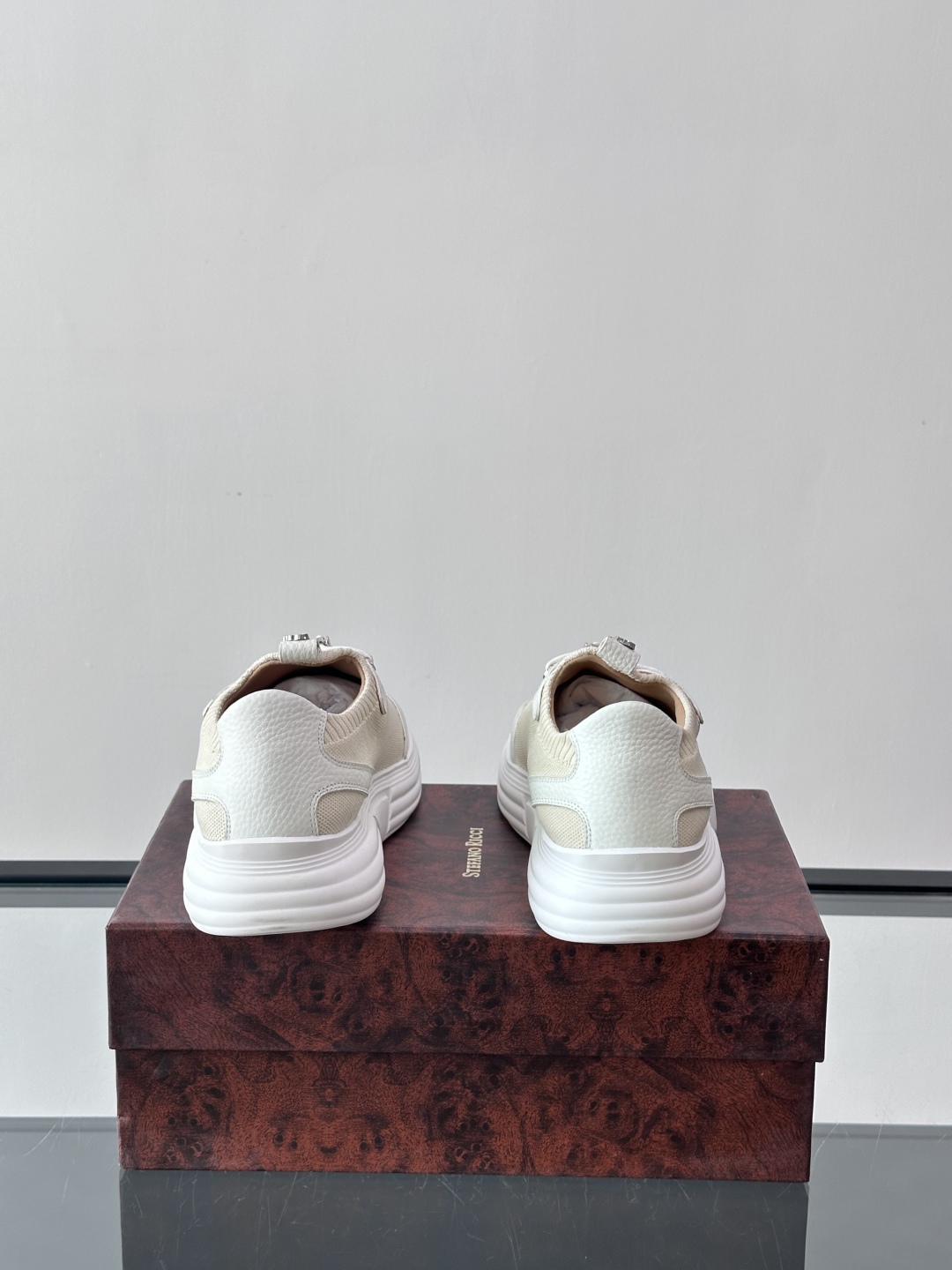 Stefano Ricci 史蒂芬高端奢侈品牌，男士休闲运动鞋，飞织面料。质感高端细腻，内里全小牛皮面料