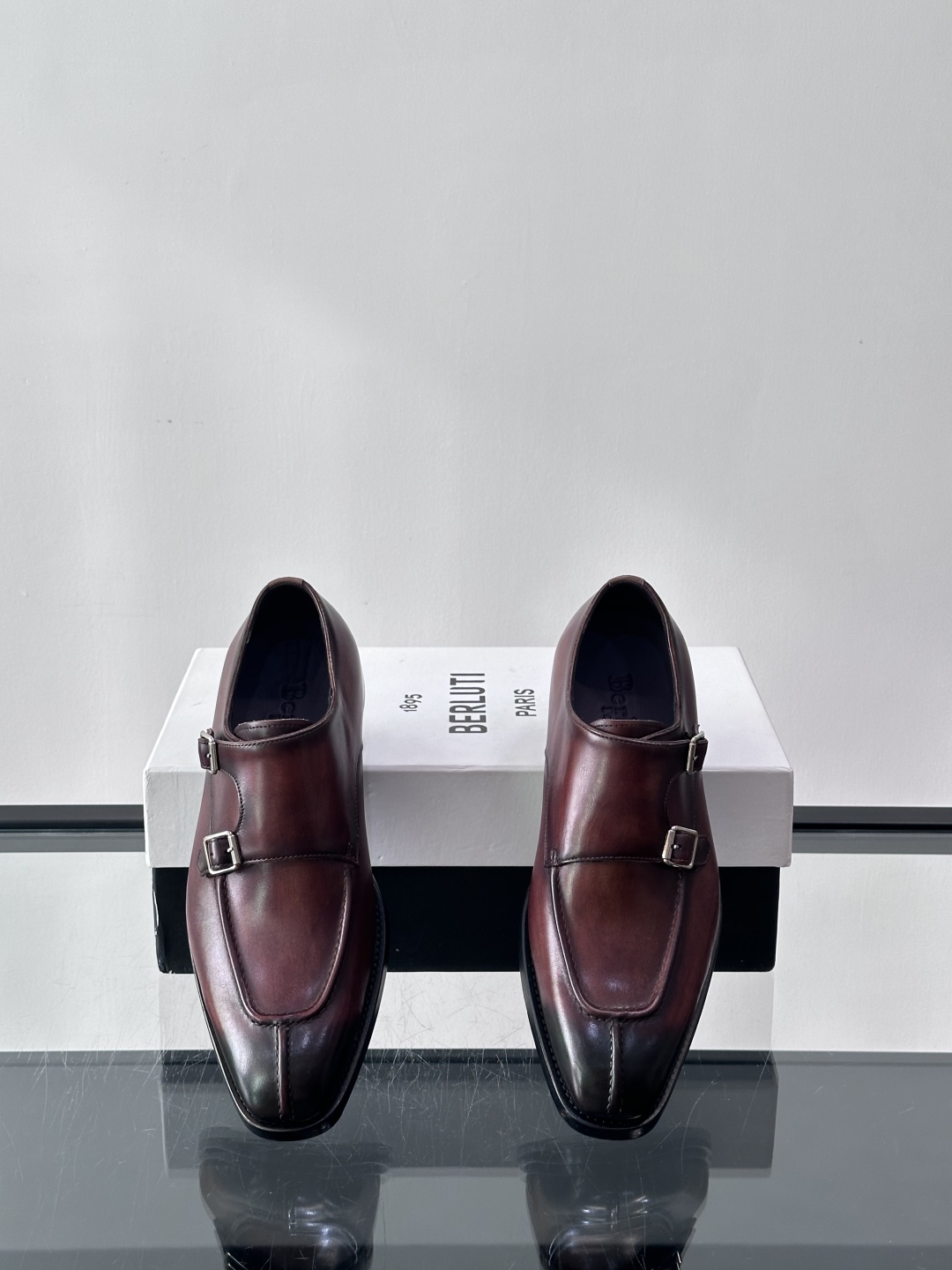 Berluti/布鲁提高端真皮大底正装皮鞋，采用进口牛皮鞋面 柔软有型，手工改色工艺，低调奢华气质，舒适
