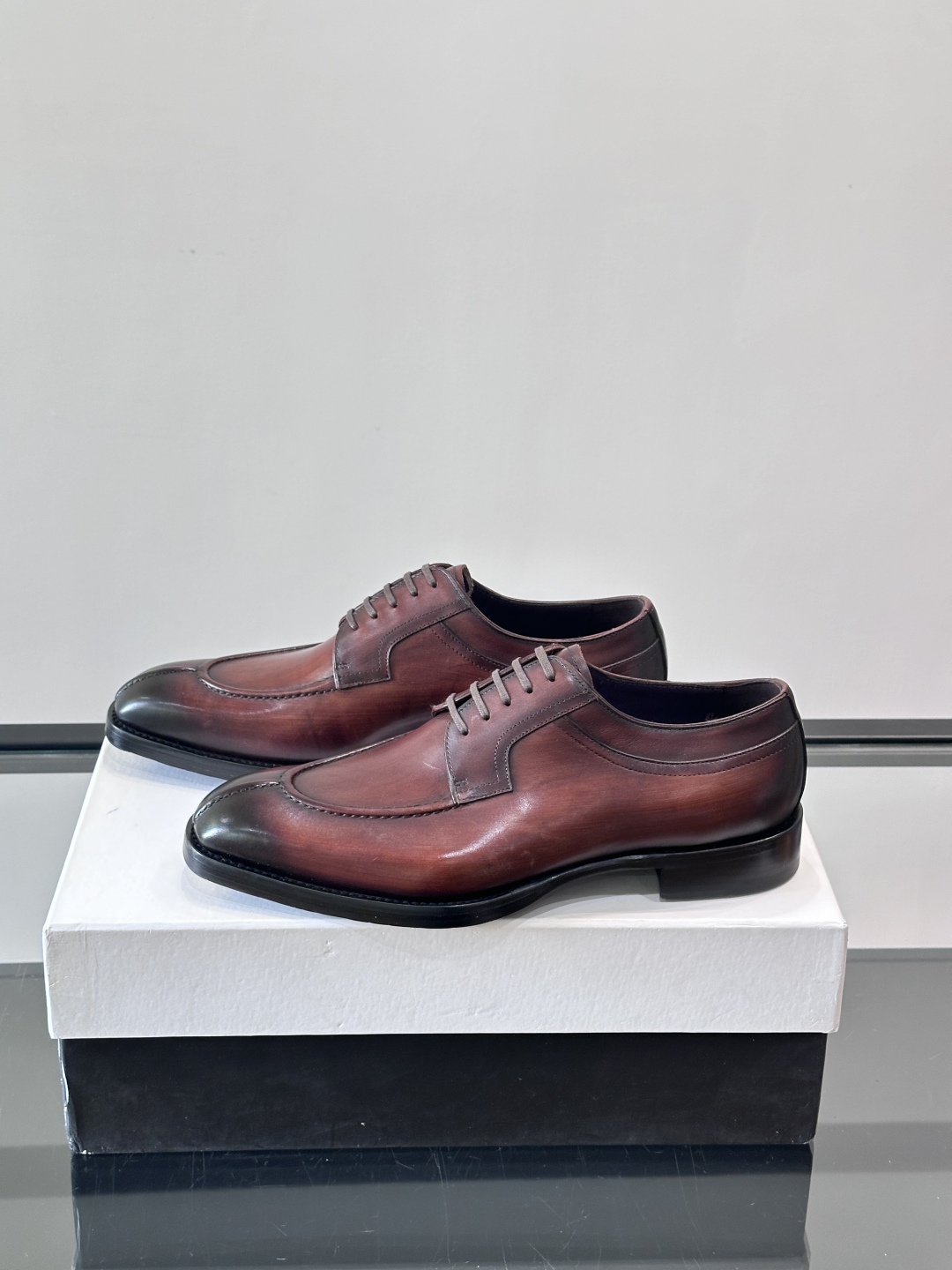 Berluti/布鲁提高端真皮大底正装皮鞋，采用进口牛皮鞋面 柔软有型，手工改色工艺，低调奢华气质，舒适