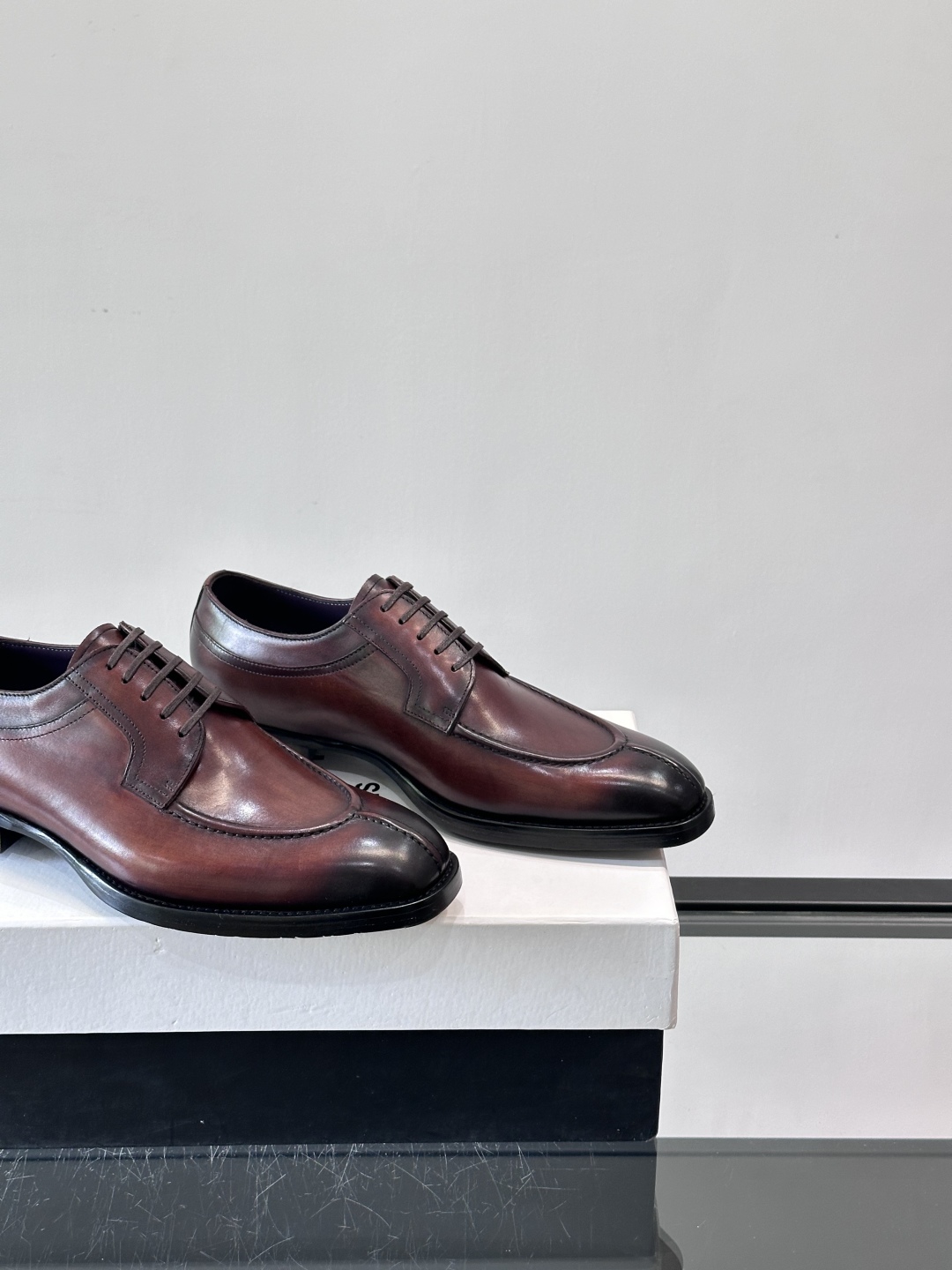 Berluti/布鲁提高端真皮大底正装皮鞋，采用进口牛皮鞋面 柔软有型，手工改色工艺，低调奢华气质，舒适