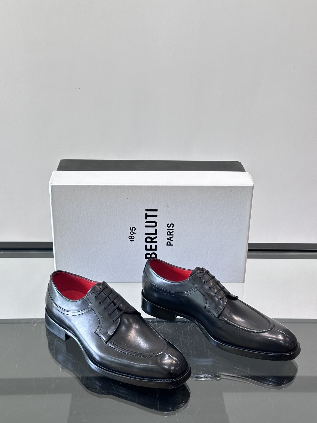 Berluti/布鲁提高端真皮大底正装皮鞋，采用进口牛皮鞋面 柔软有型，手工改色工艺，低调奢华气质，舒适